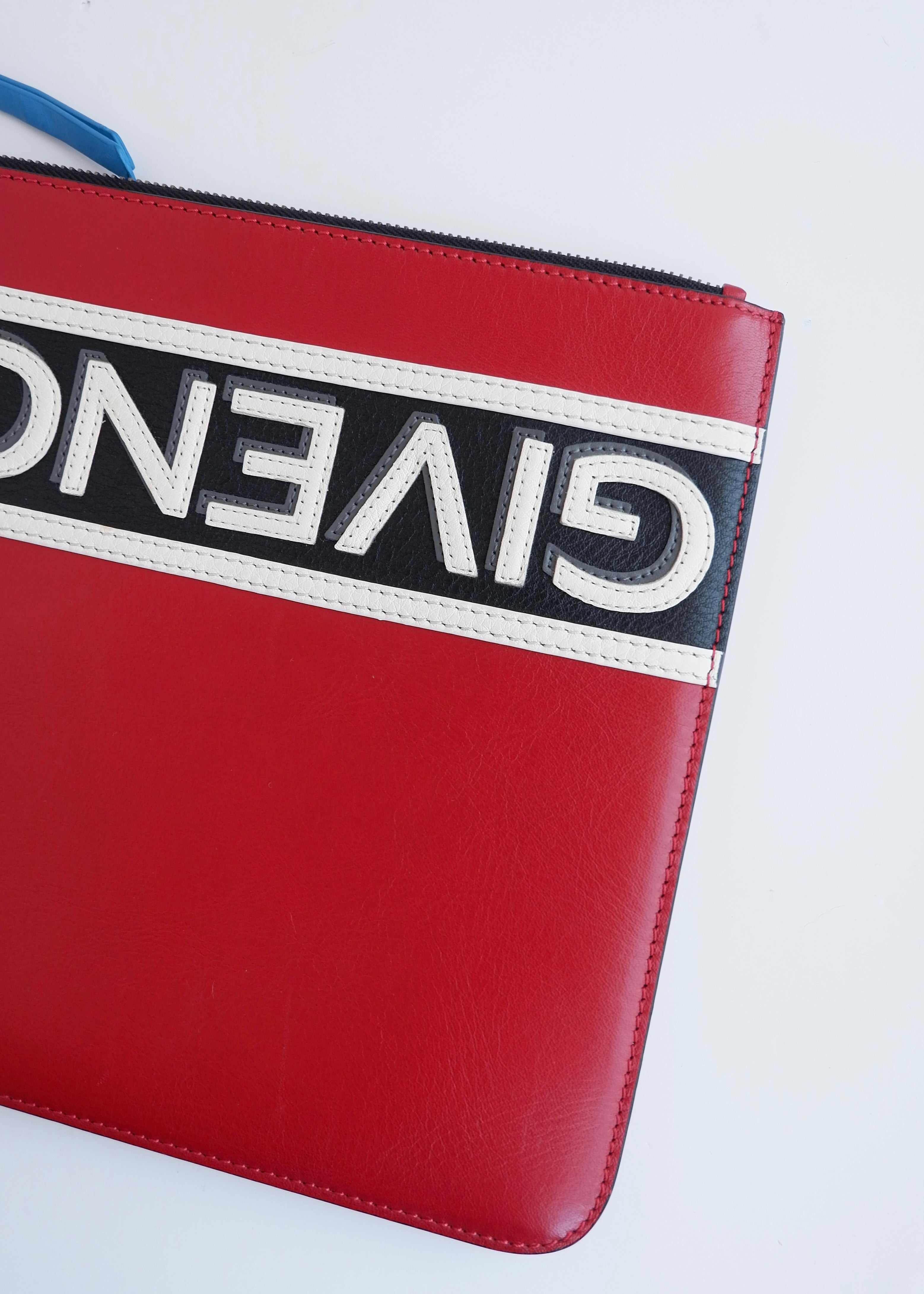 Pochette Givenchy d'occasion authentique en cuir rouge