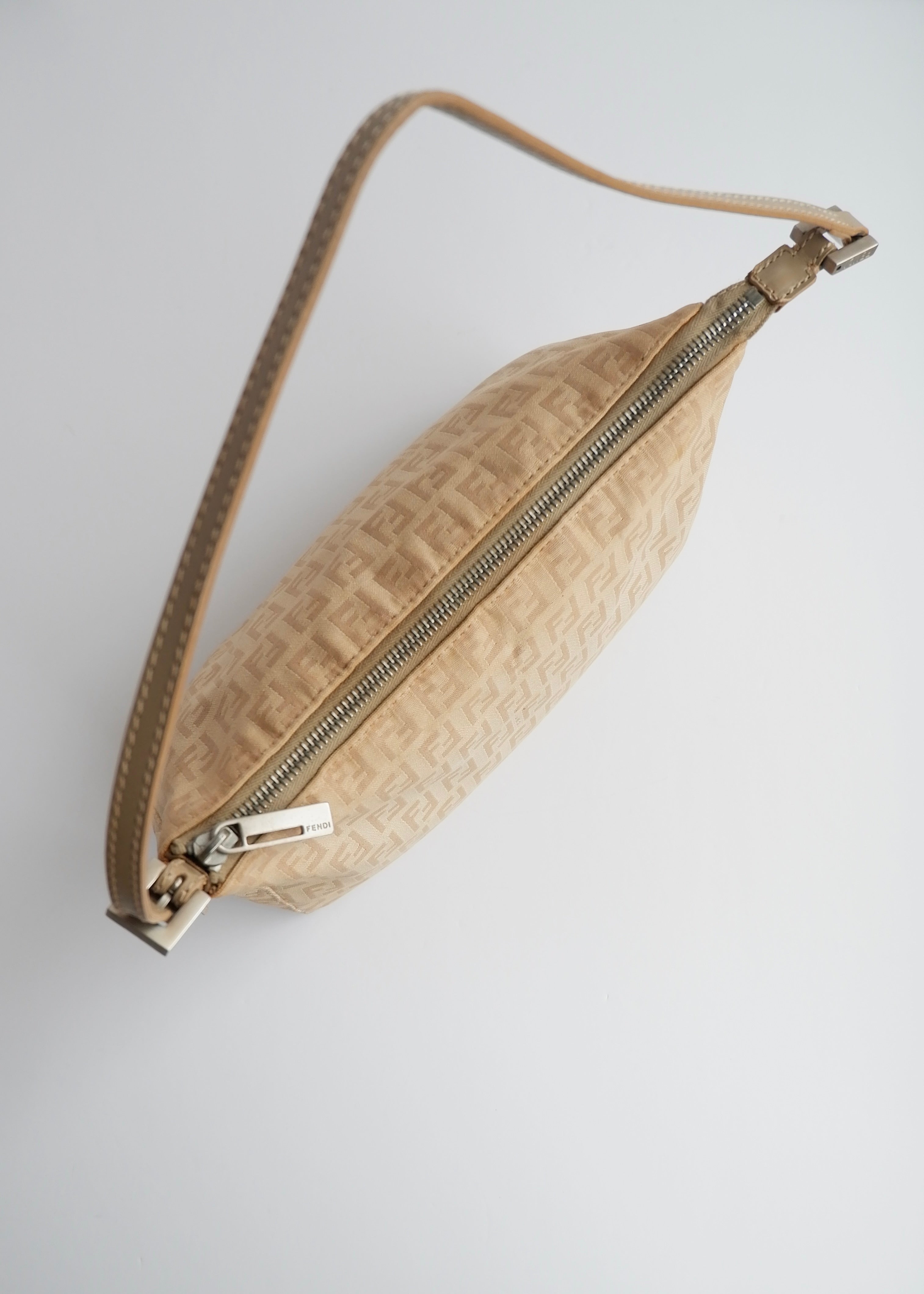 Authentique sac porté épaule Fendi Zucchino Pochette beige d'occasion