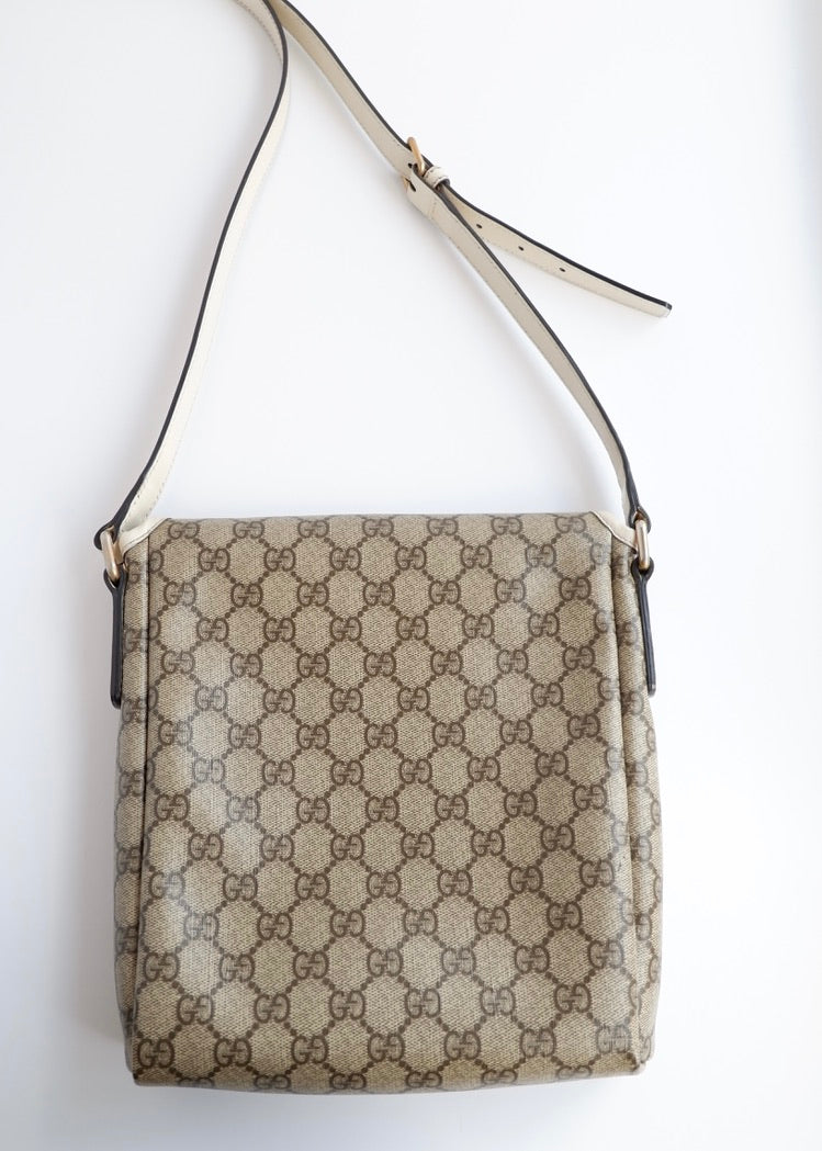 Authentique Sac bandoulière Gucci en toile GG blanche d'occasion