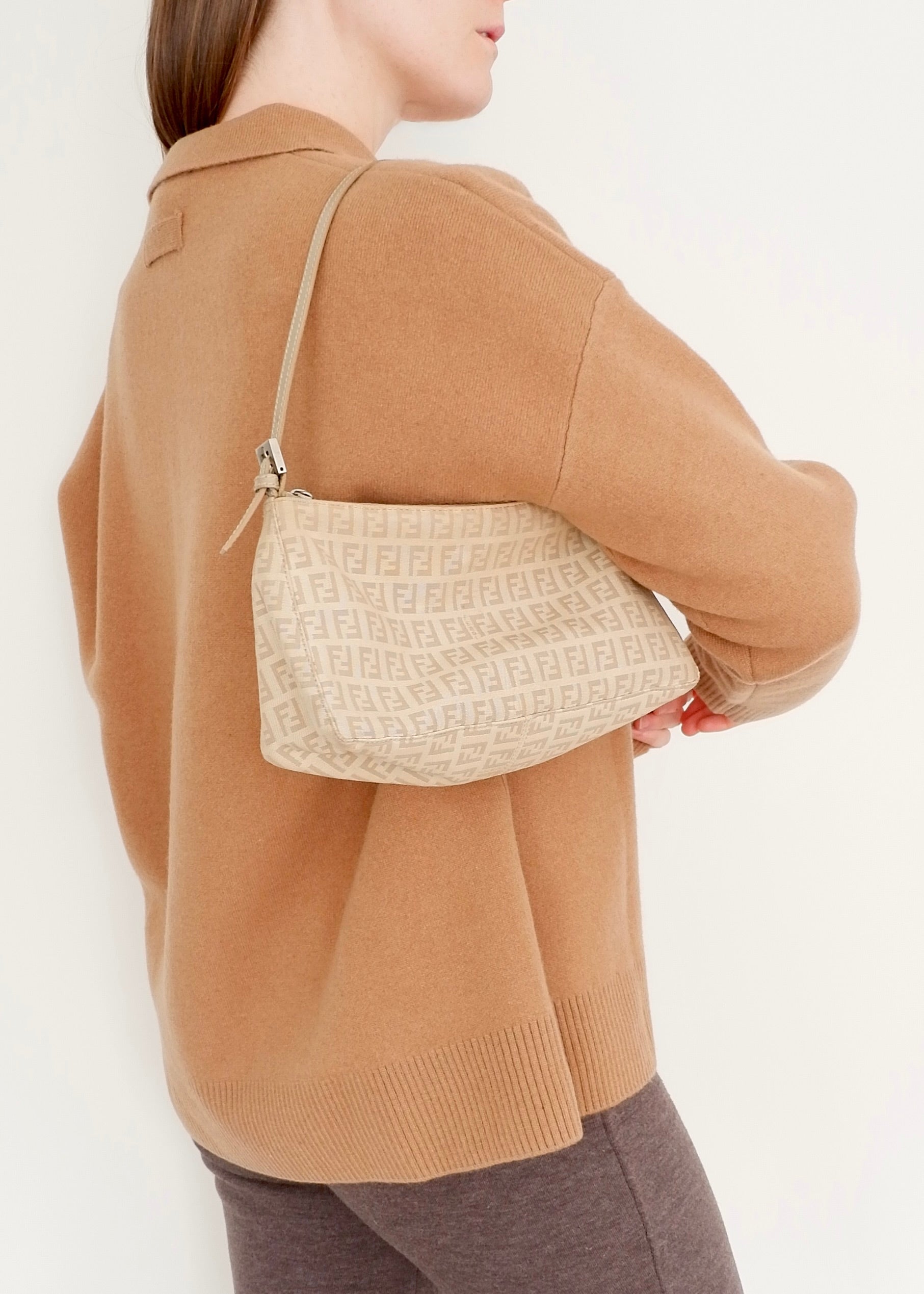 Authentique sac porté épaule Fendi Zucchino Pochette beige d'occasion