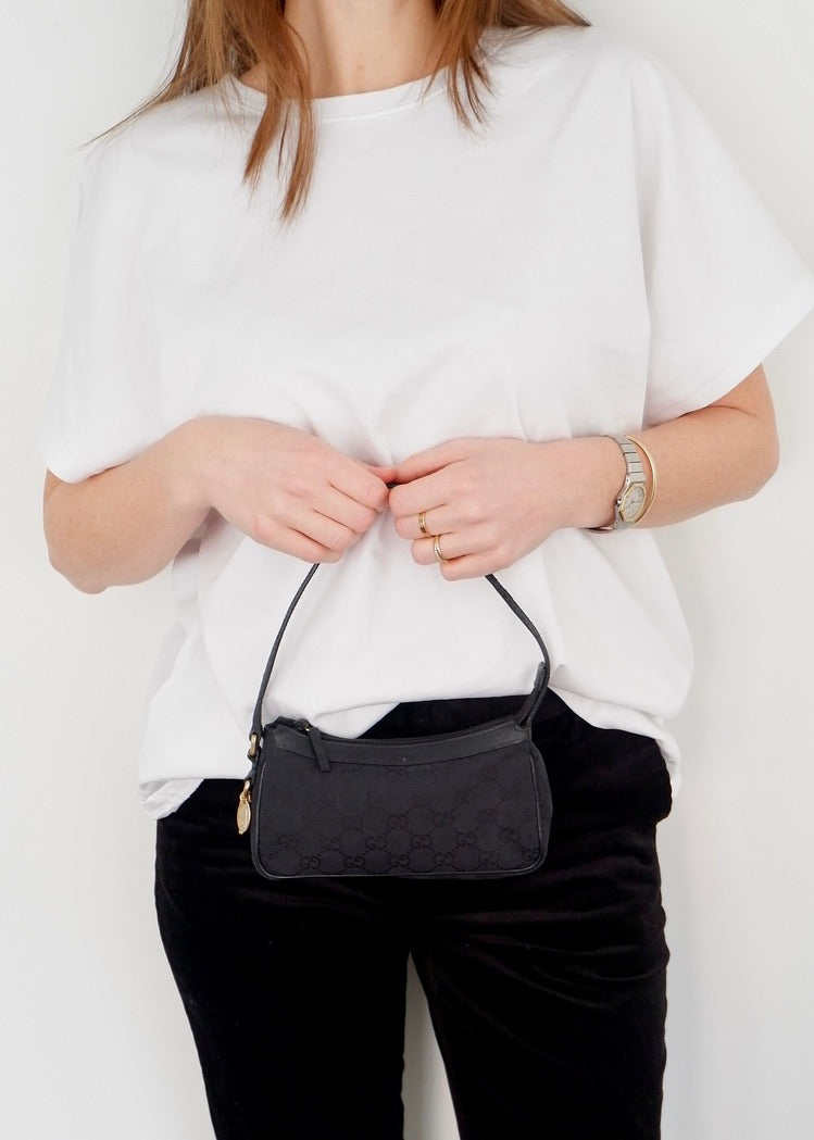 Authentique Sac Micro à Bandoulière Gucci en Toile GG Noire avec Breloque Dorée d'occasion