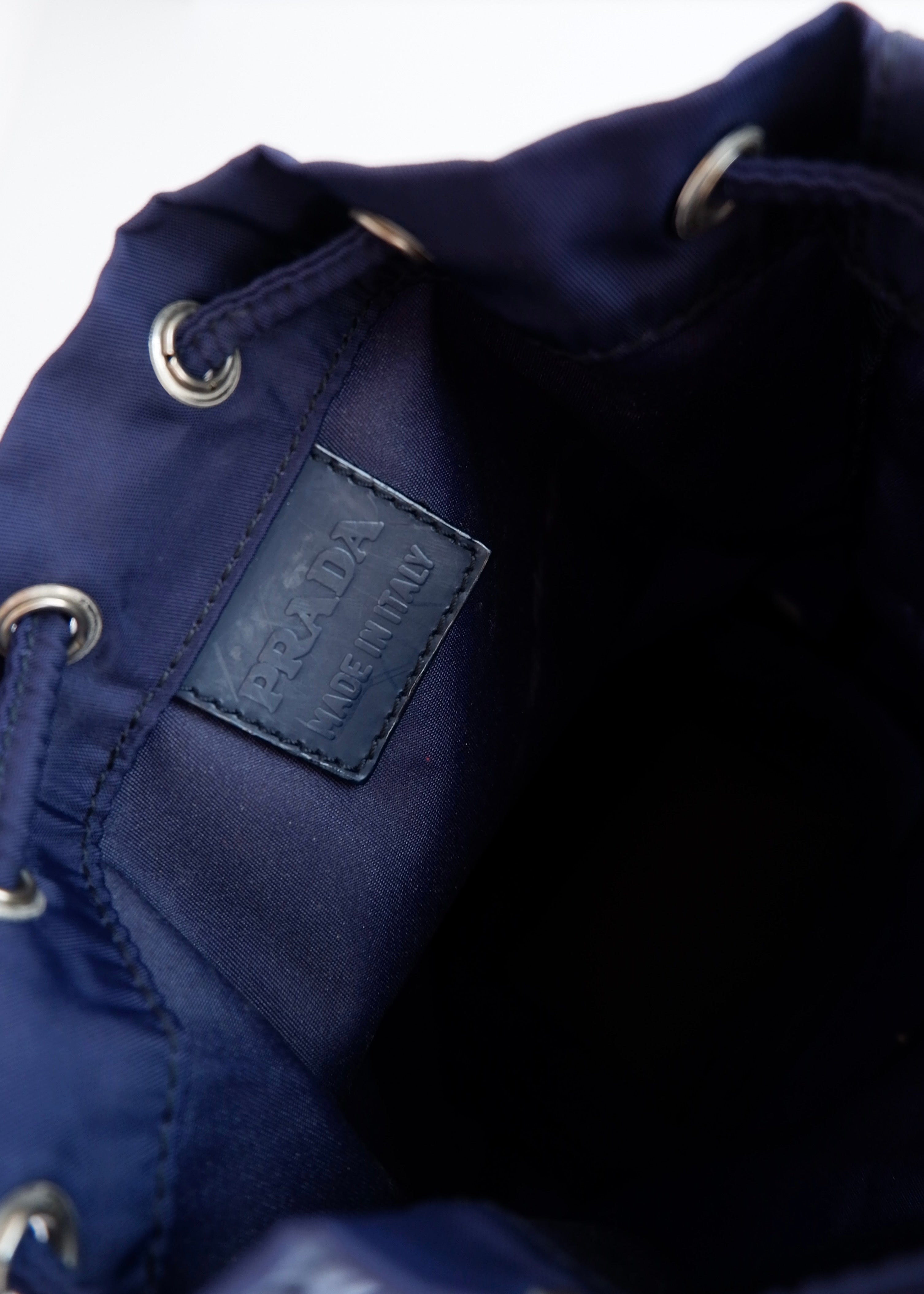 Pochette authentique d'occasion Prada en nylon bleu marine avec cordon de serrage