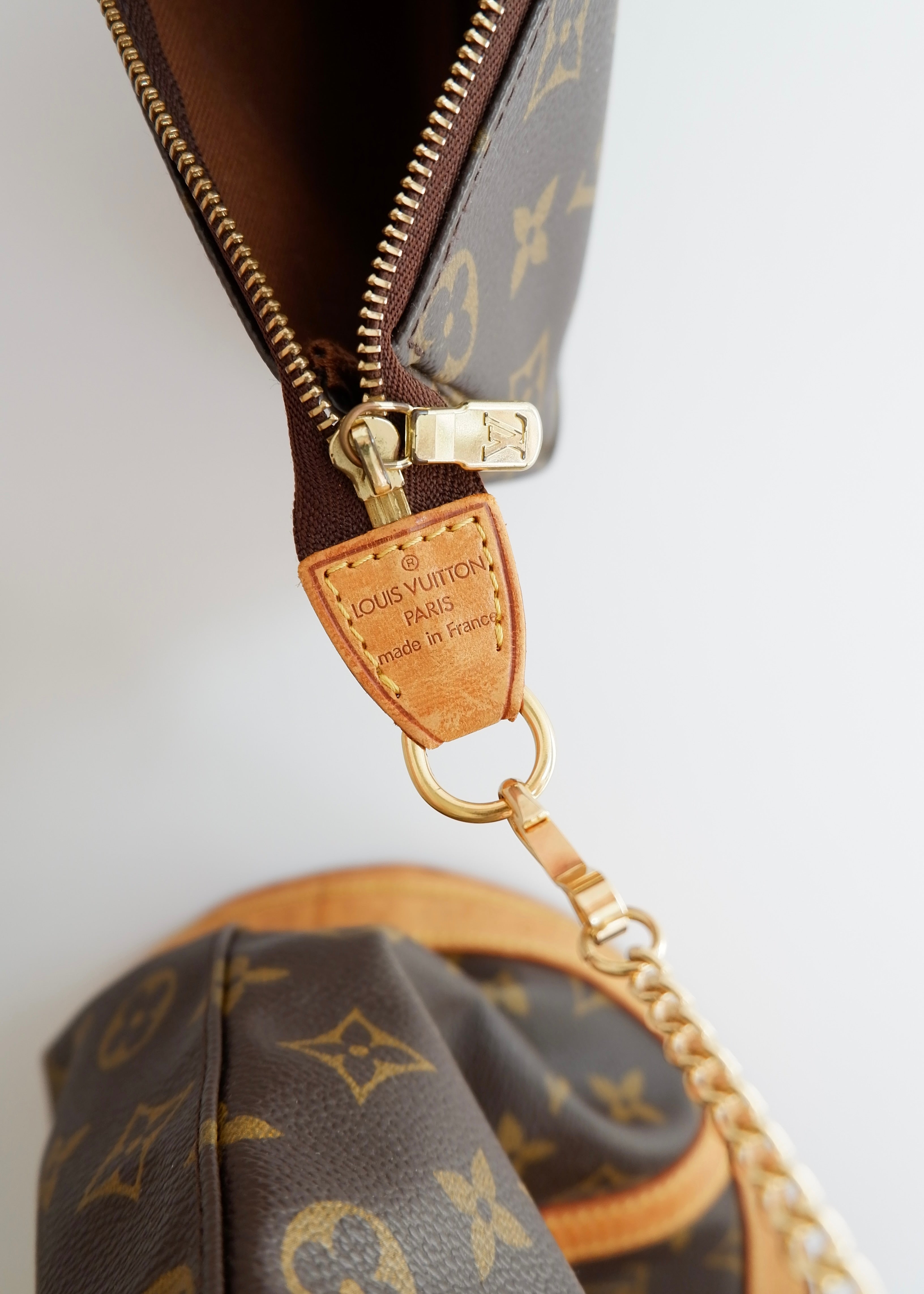 Preowned Louis Vuitton Monogram Bucket Bag GM W. Pouch