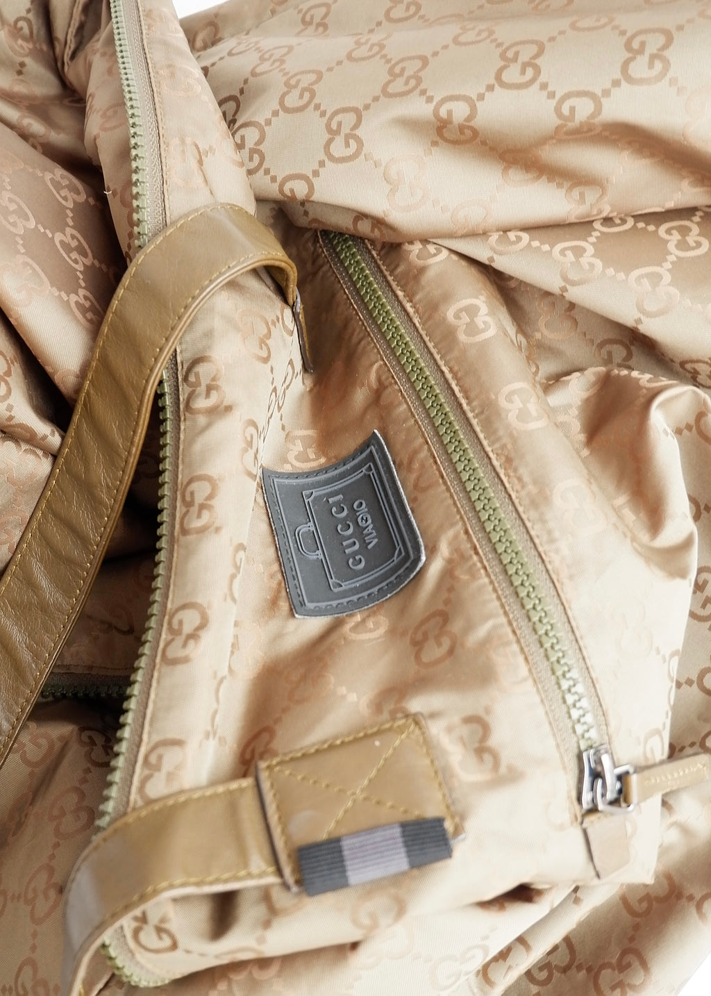Authentique Sac de Voyage Extra Large Gucci en Nylon Vert Olive Léger Imprimé GG d'occasion