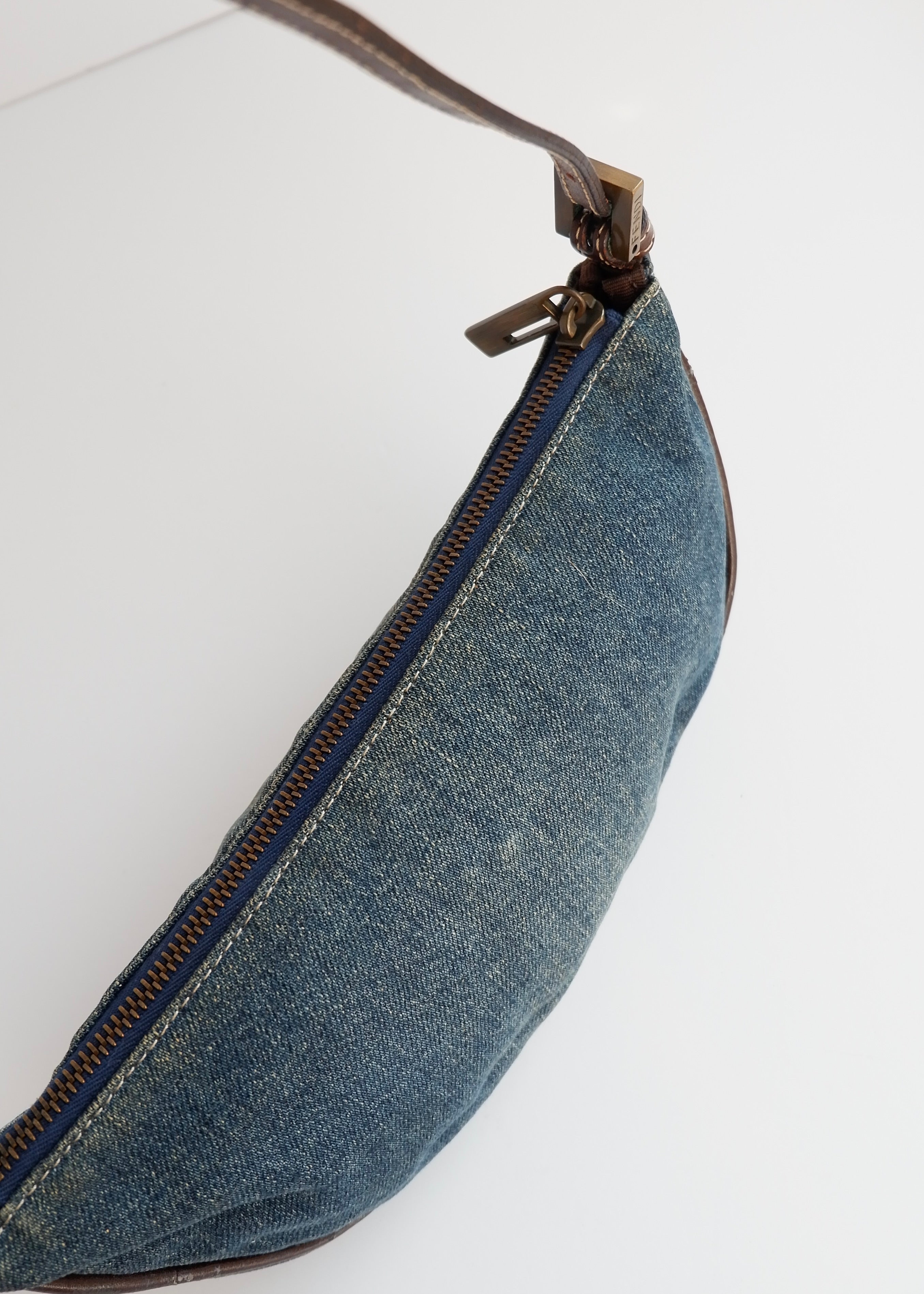 Authentique Sac porté épaule Fendi en jean bleu d'occasion