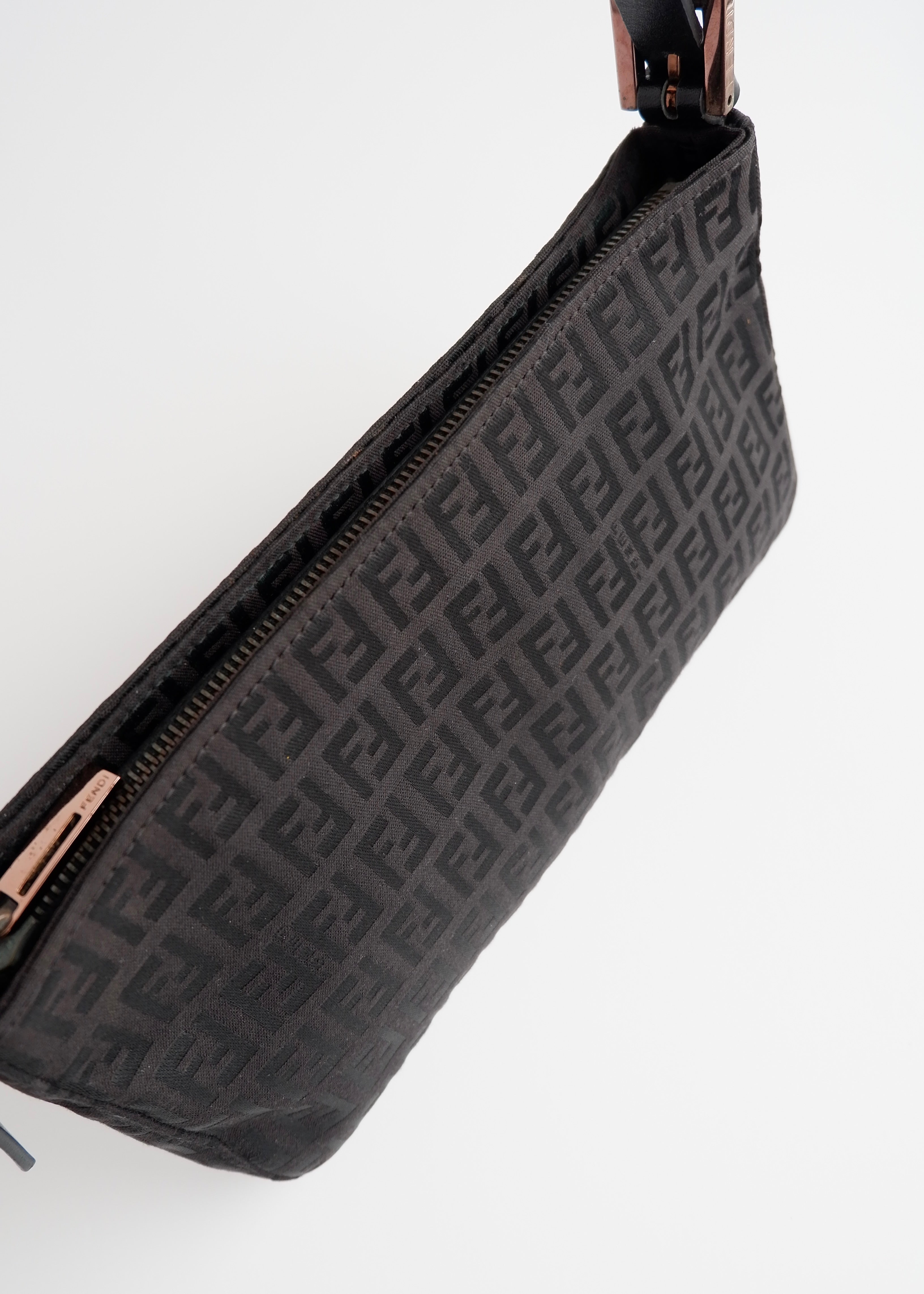 Authentique sac porté épaule Fendi Zucchino en toile noire d'occasion