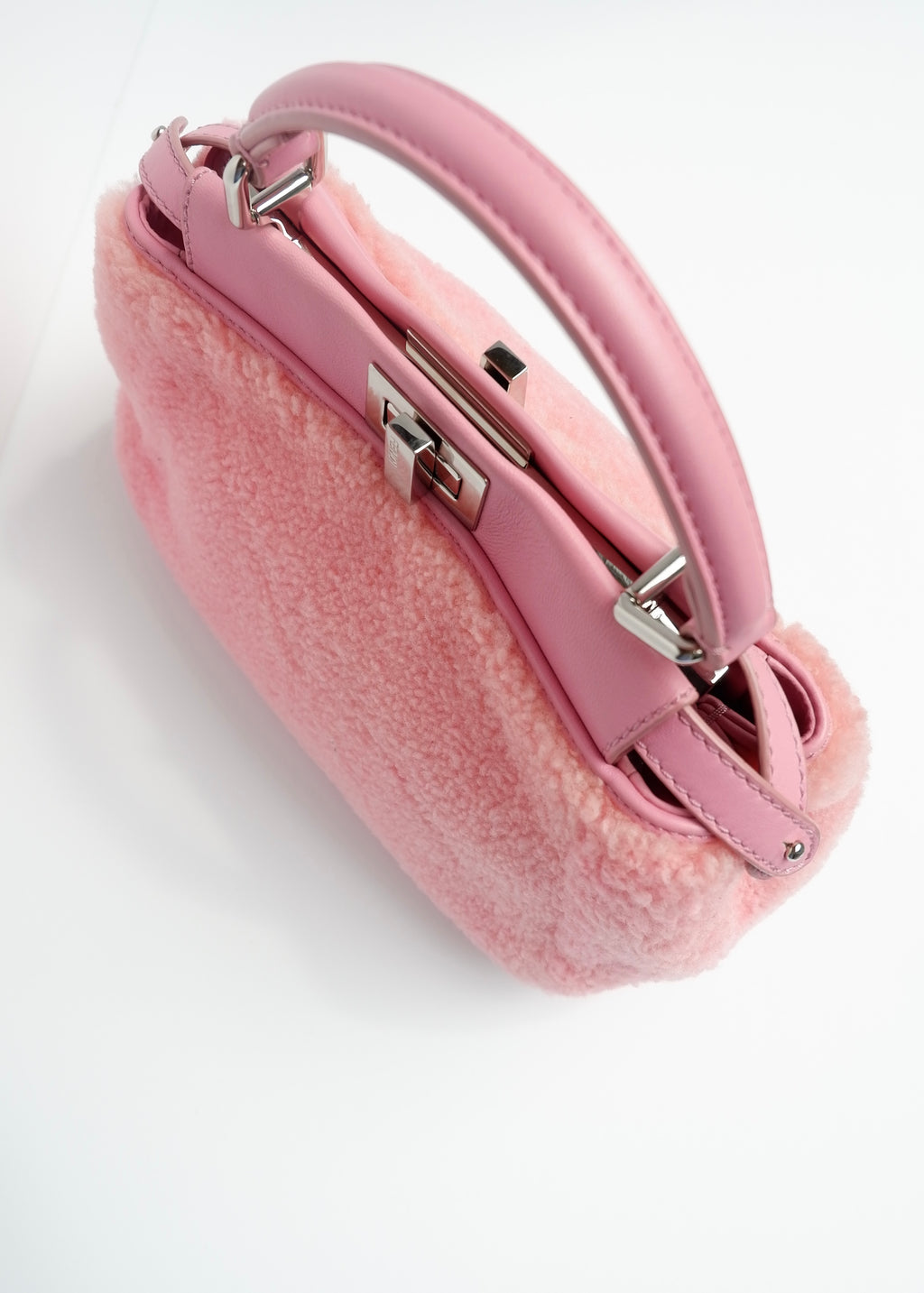 Authentique sac Fendi Peekaboo petit modèle en shearling rose et cuir, d'occasion
