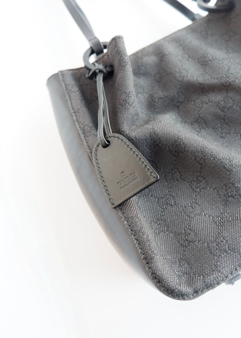 Authentique sac bandoulière Gucci d'occasion en toile GG en jean/cuir noir