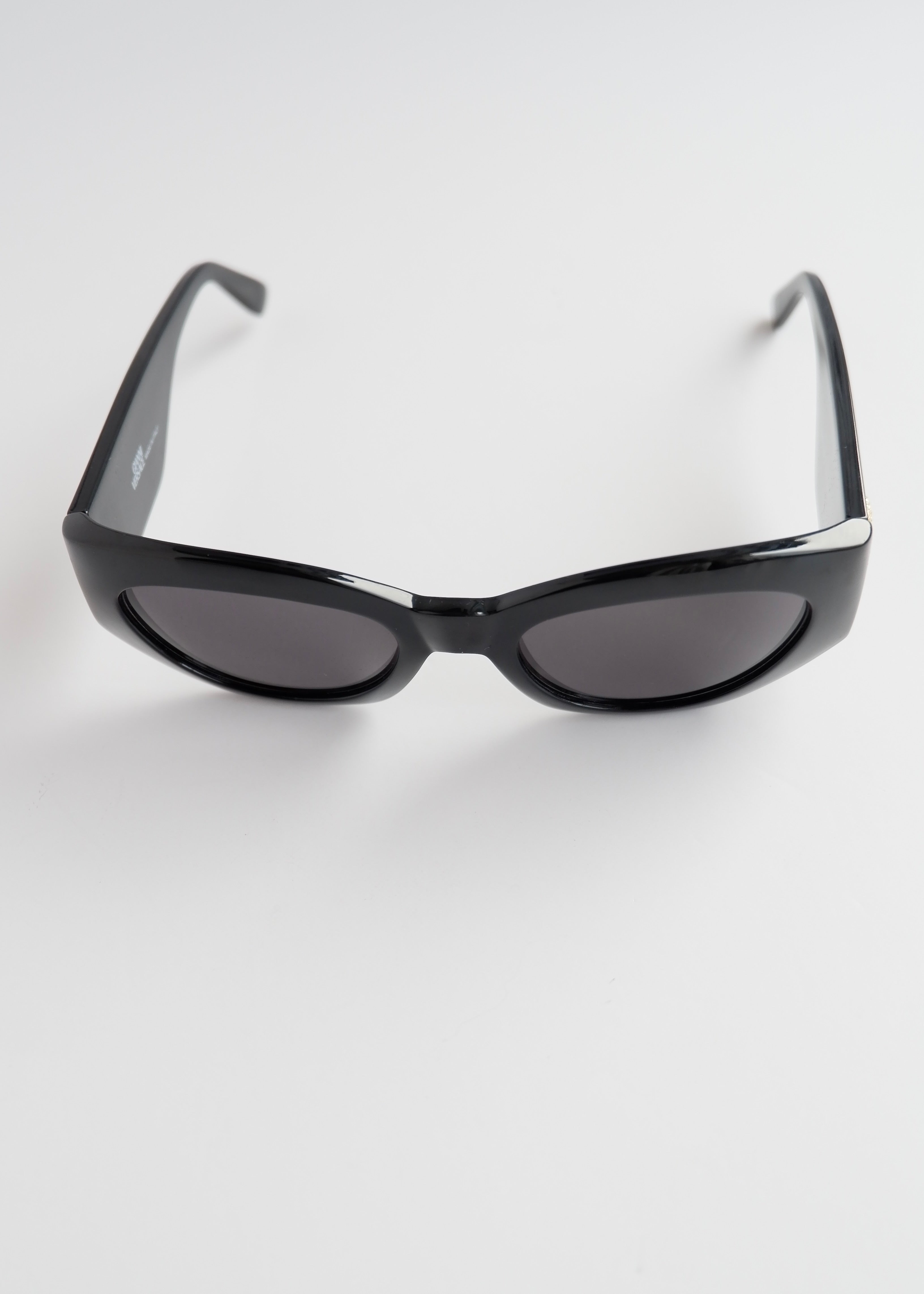 Lunettes de soleil œil de chat noires Versace d'occasion authentiques