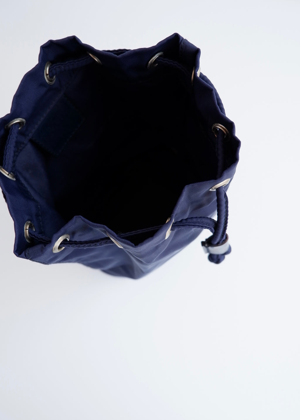 Pochette authentique d'occasion Prada en nylon bleu marine avec cordon de serrage