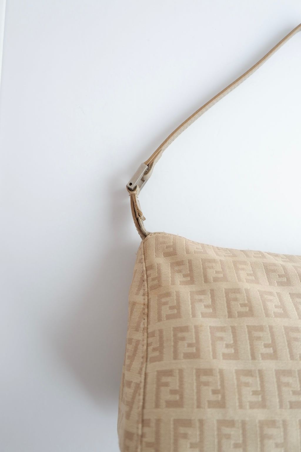 Authentique sac porté épaule Fendi Zucchino Pochette beige d'occasion