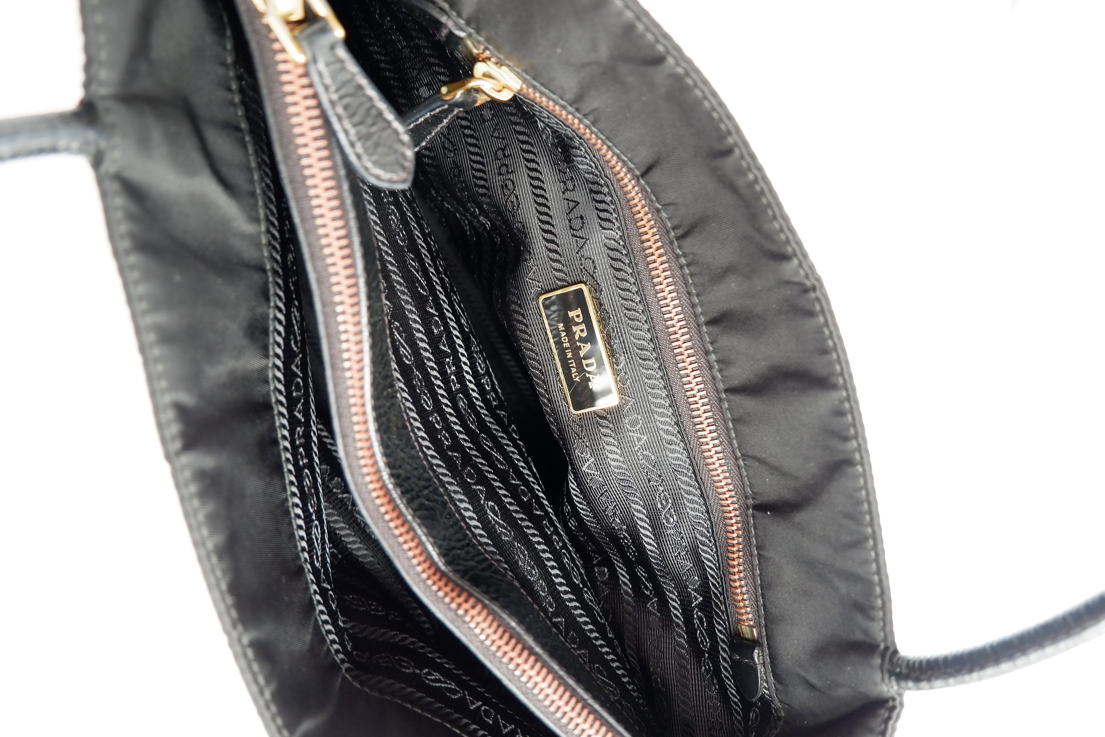 Authentique sac bandoulière Prada en nylon et cuir noir, d'occasion