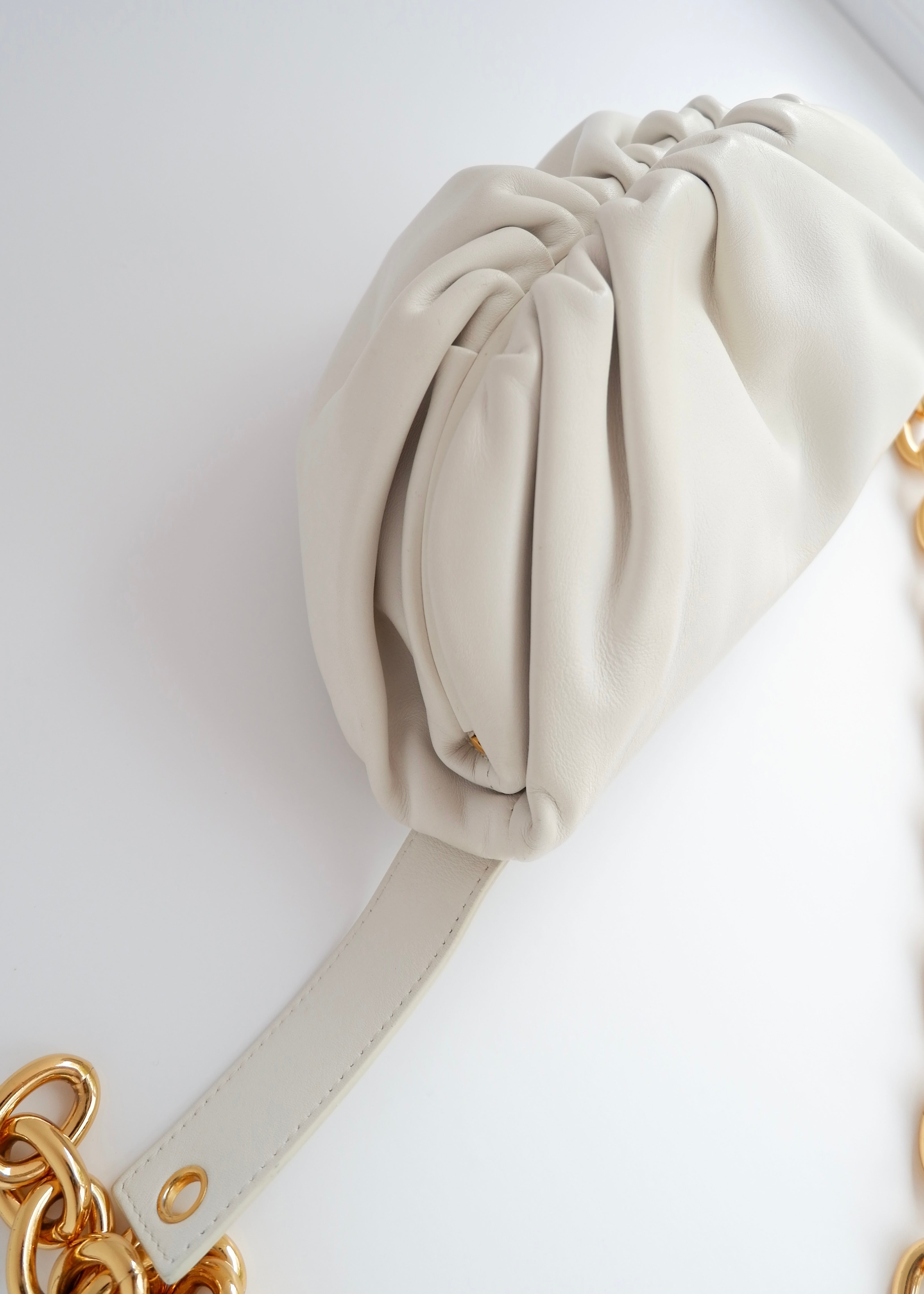 Sac banane Bottega Veneta The Pouch en cuir blanc authentique d'occasion