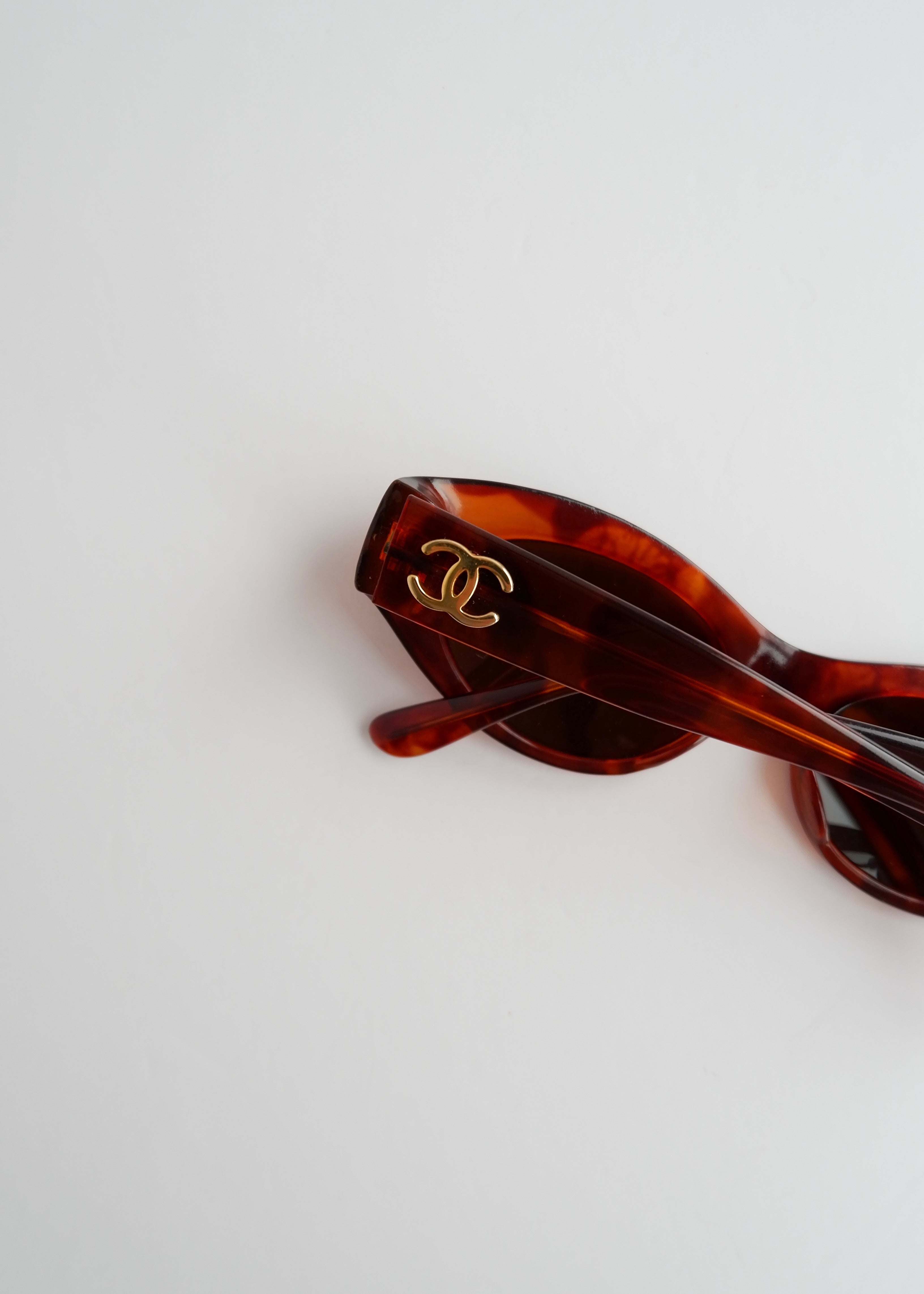 Authentiques lunettes de soleil Chanel d'occasion marron écaille de tortue