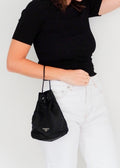 Authentique Pochette Prada en Nylon Noir avec Cordon de Serrage d'occasion
