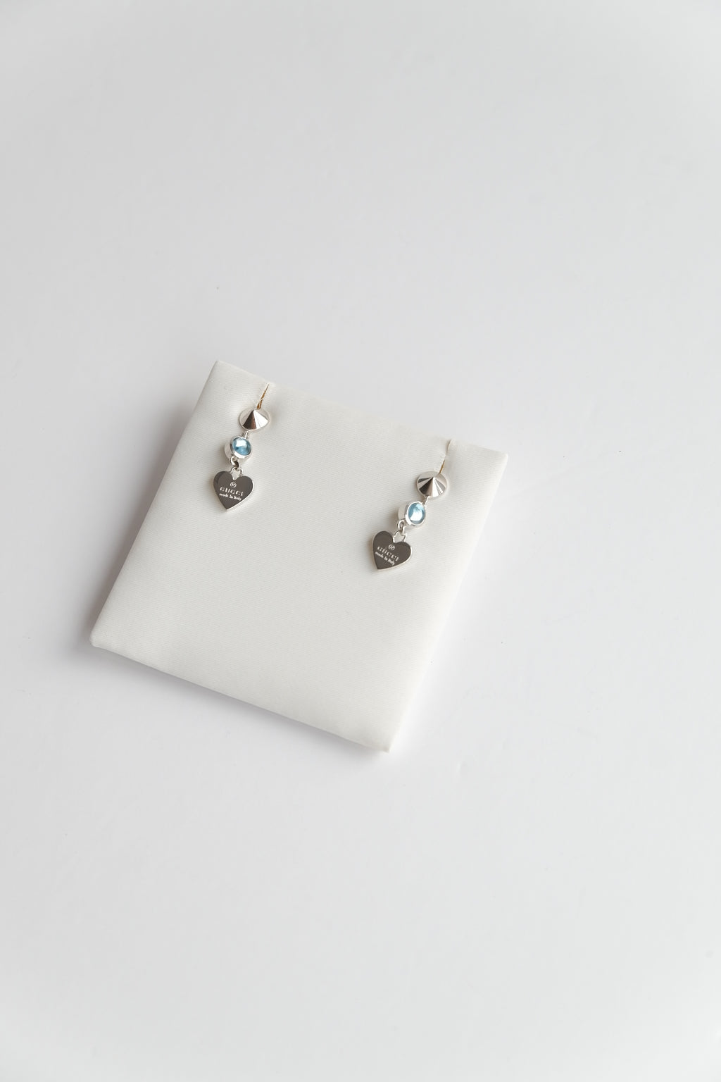 Boucles d'oreilles pendantes Gucci cœurs argentés avec pierres bleues, pré-aimées et authentiques