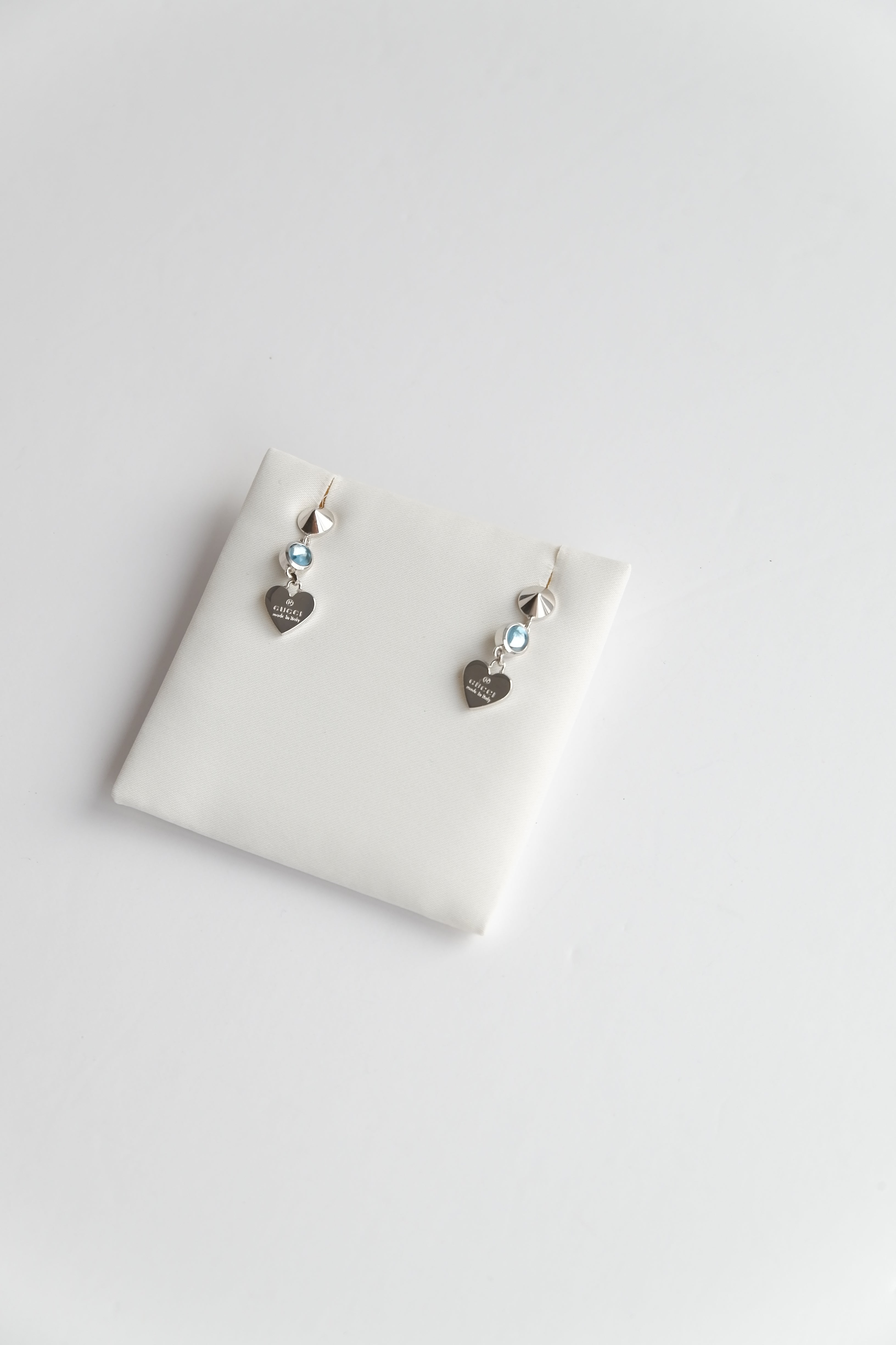 Boucles d'oreilles pendantes Gucci cœurs argentés avec pierres bleues, pré-aimées et authentiques