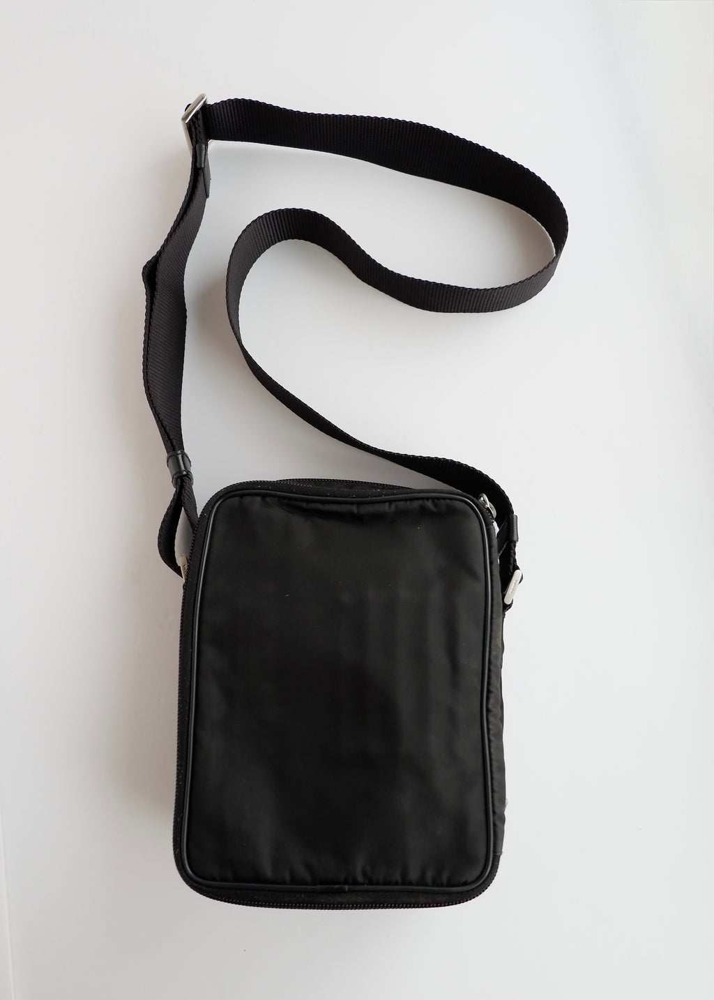 Sac bandoulière Prada en nylon noir authentique d'occasion