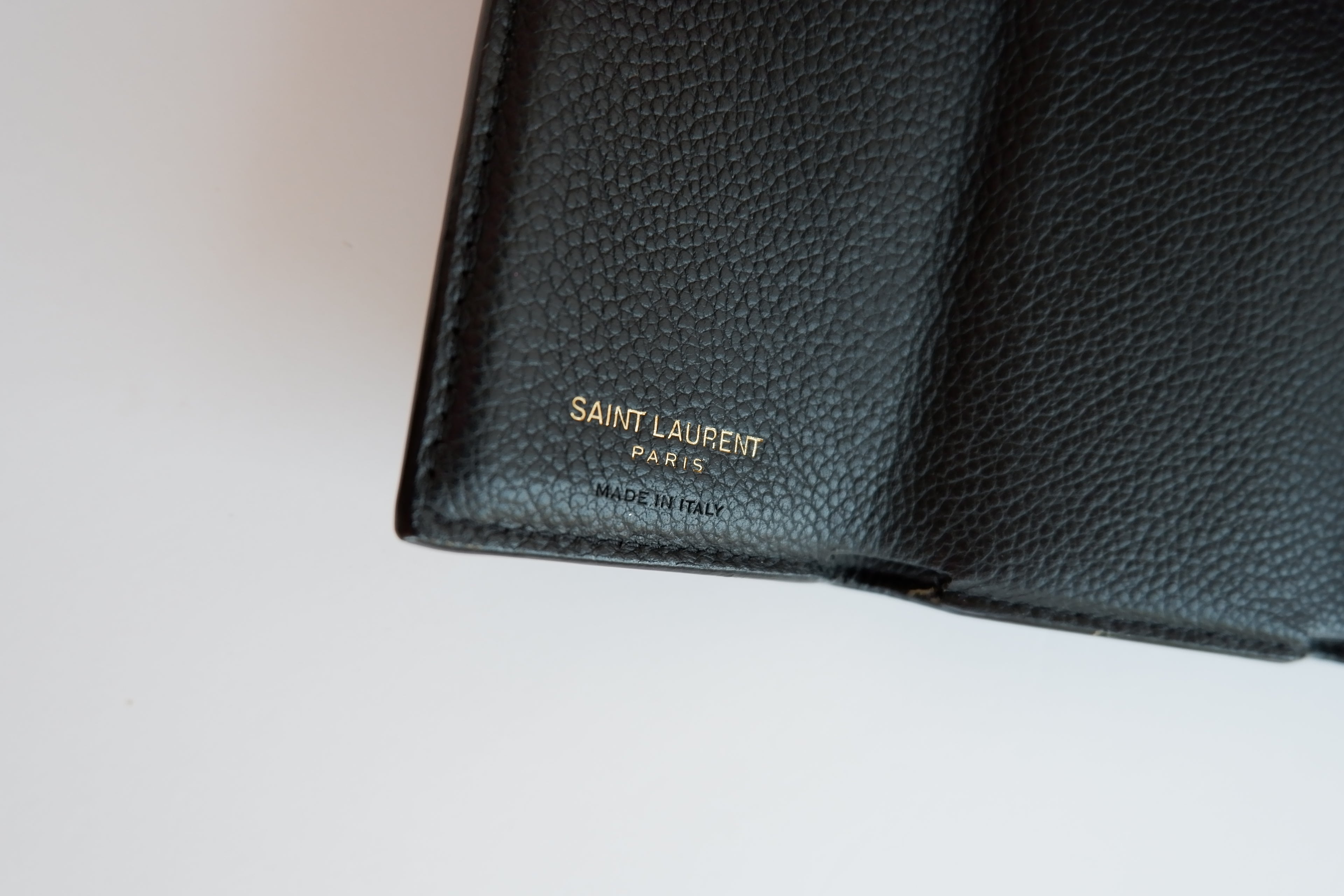 Authentique portefeuille bifold YSL en cuir gris foncé d'occasion