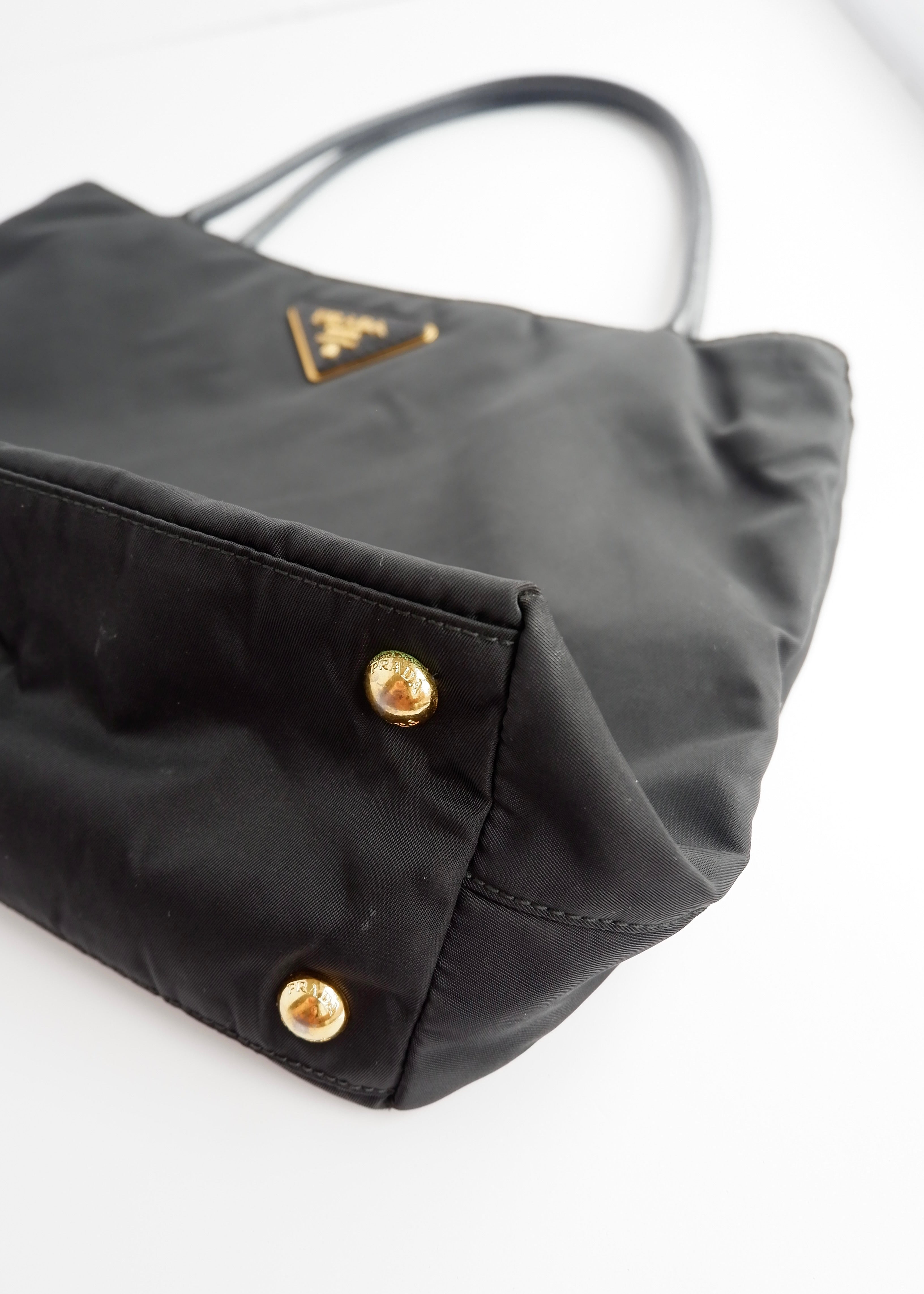 Authentique sac bandoulière Prada en nylon et cuir noir, d'occasion
