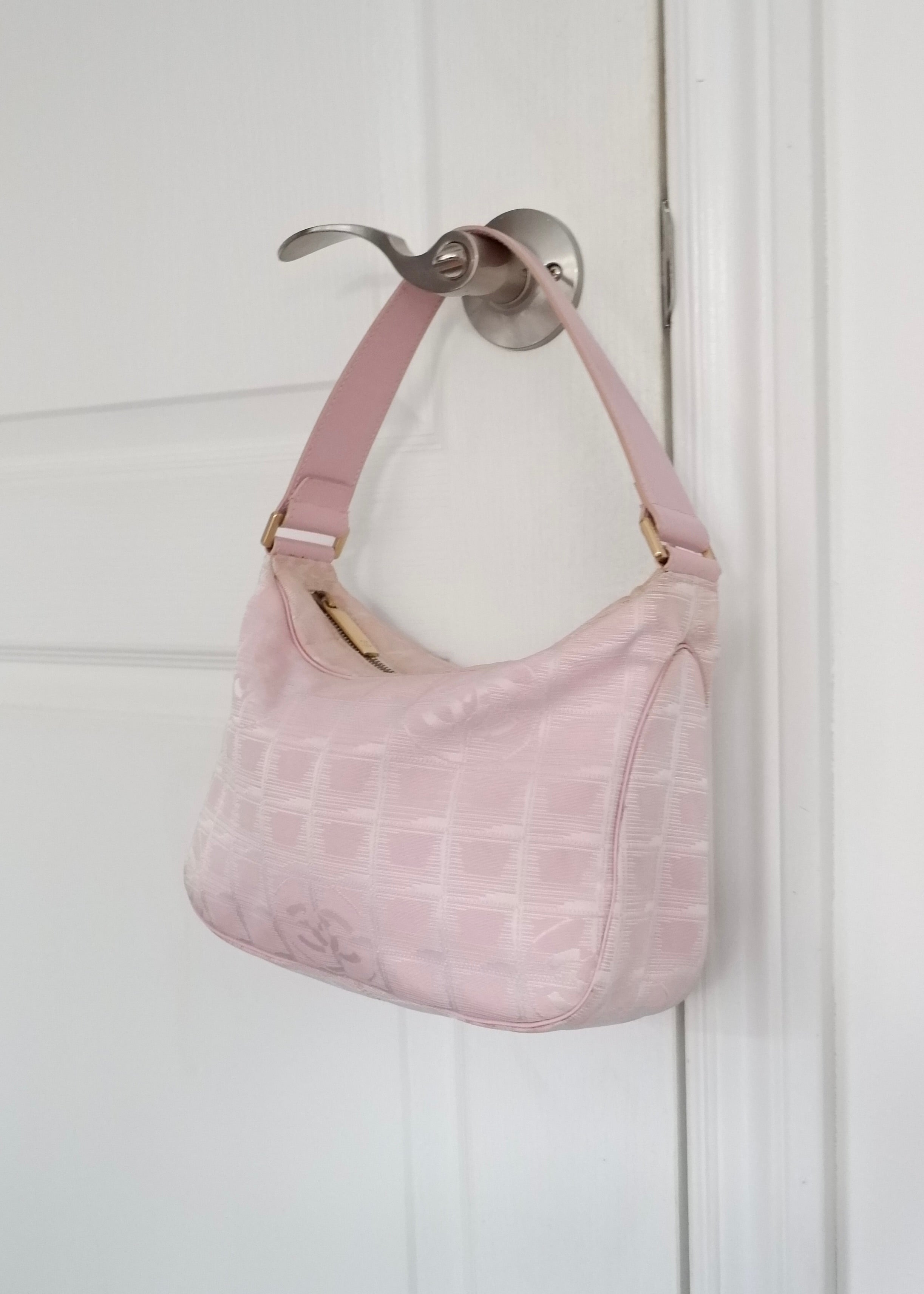 Sac à bandoulière Chanel Travel Line rose d'occasion authentique