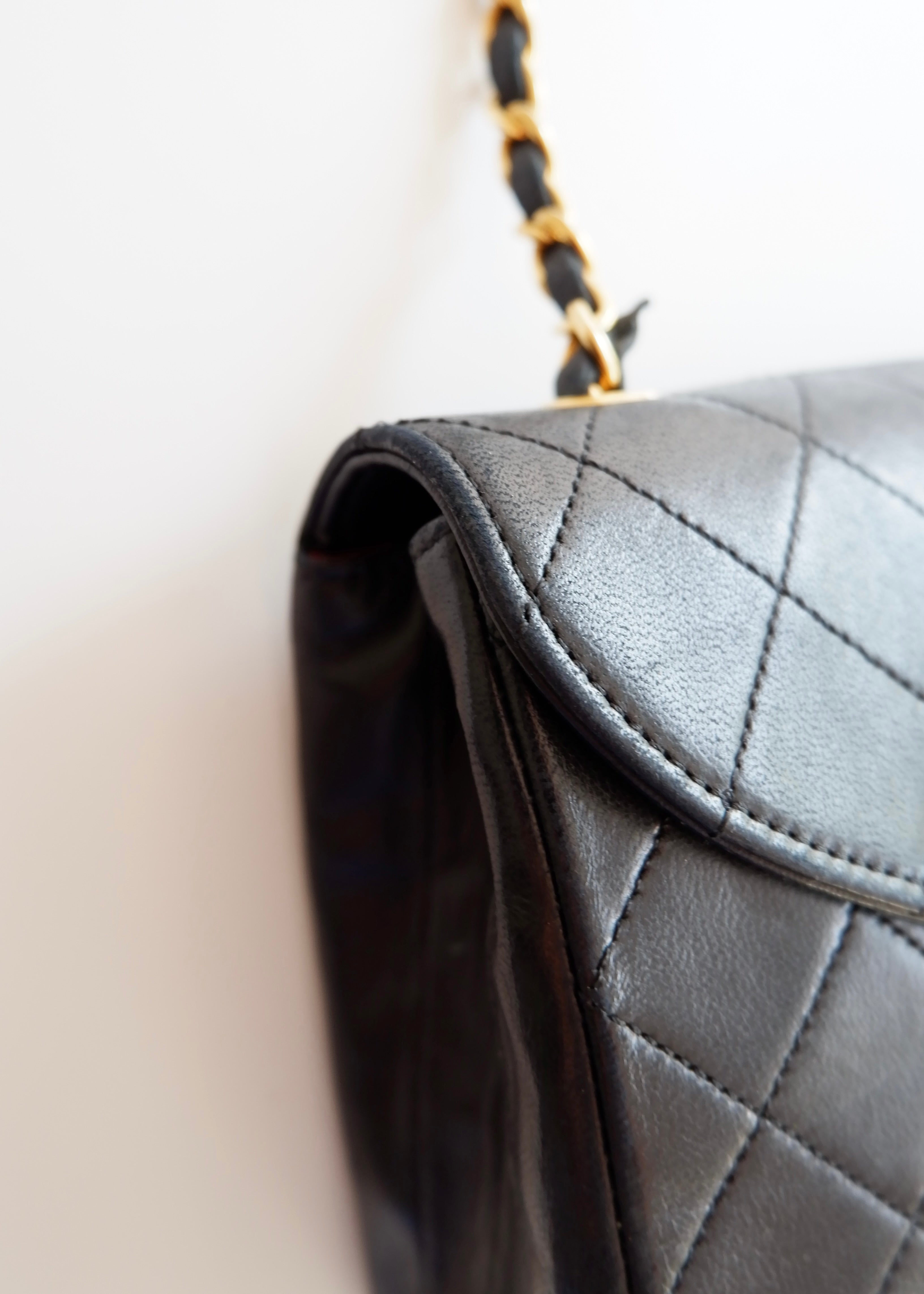 Authentique sac Chanel vintage d'occasion en agneau noir à rabat simple avec quincaillerie dorée