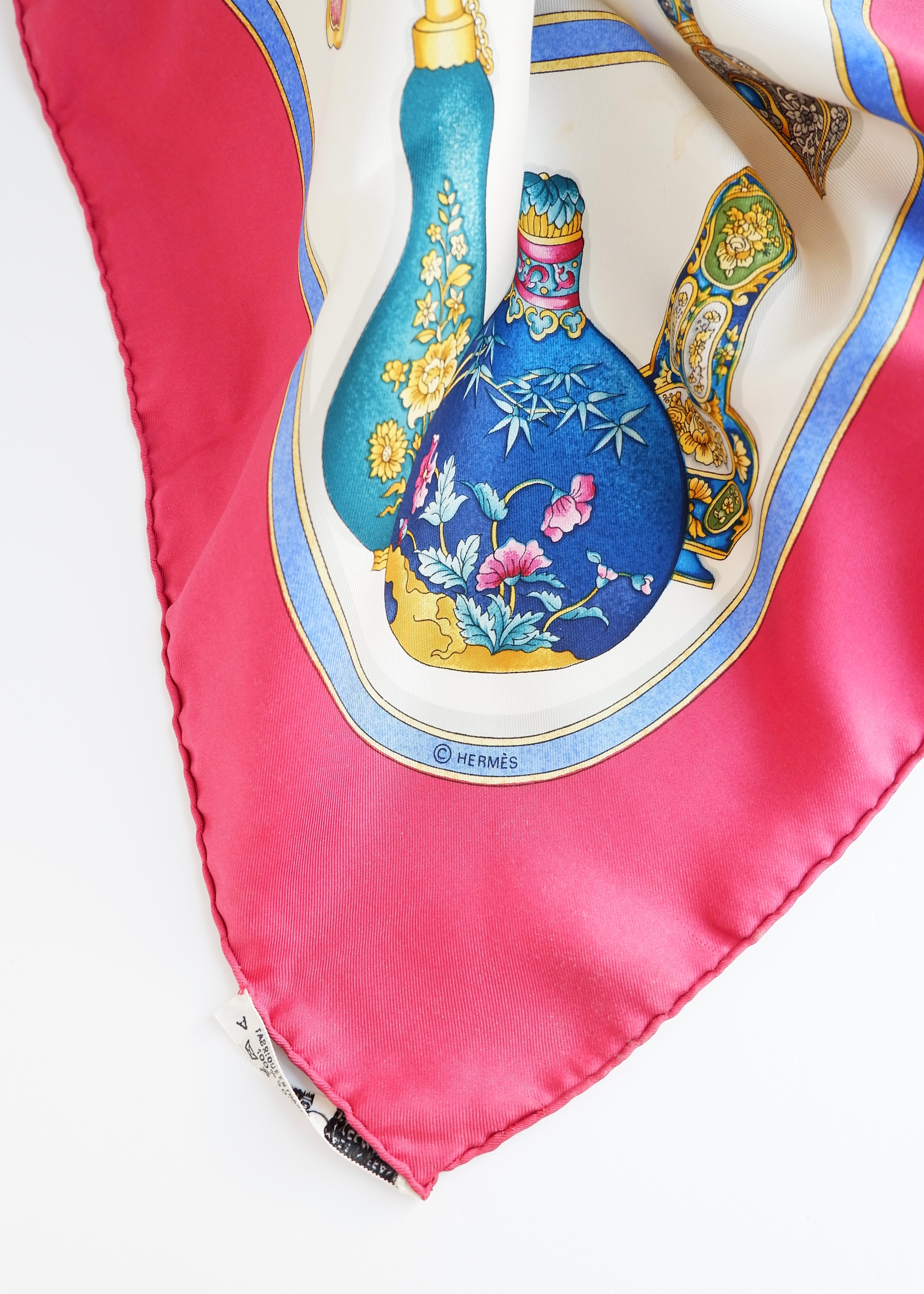 Authentique Foulard en Soie Imprimé Bouteille Antique Hermes d'occasion