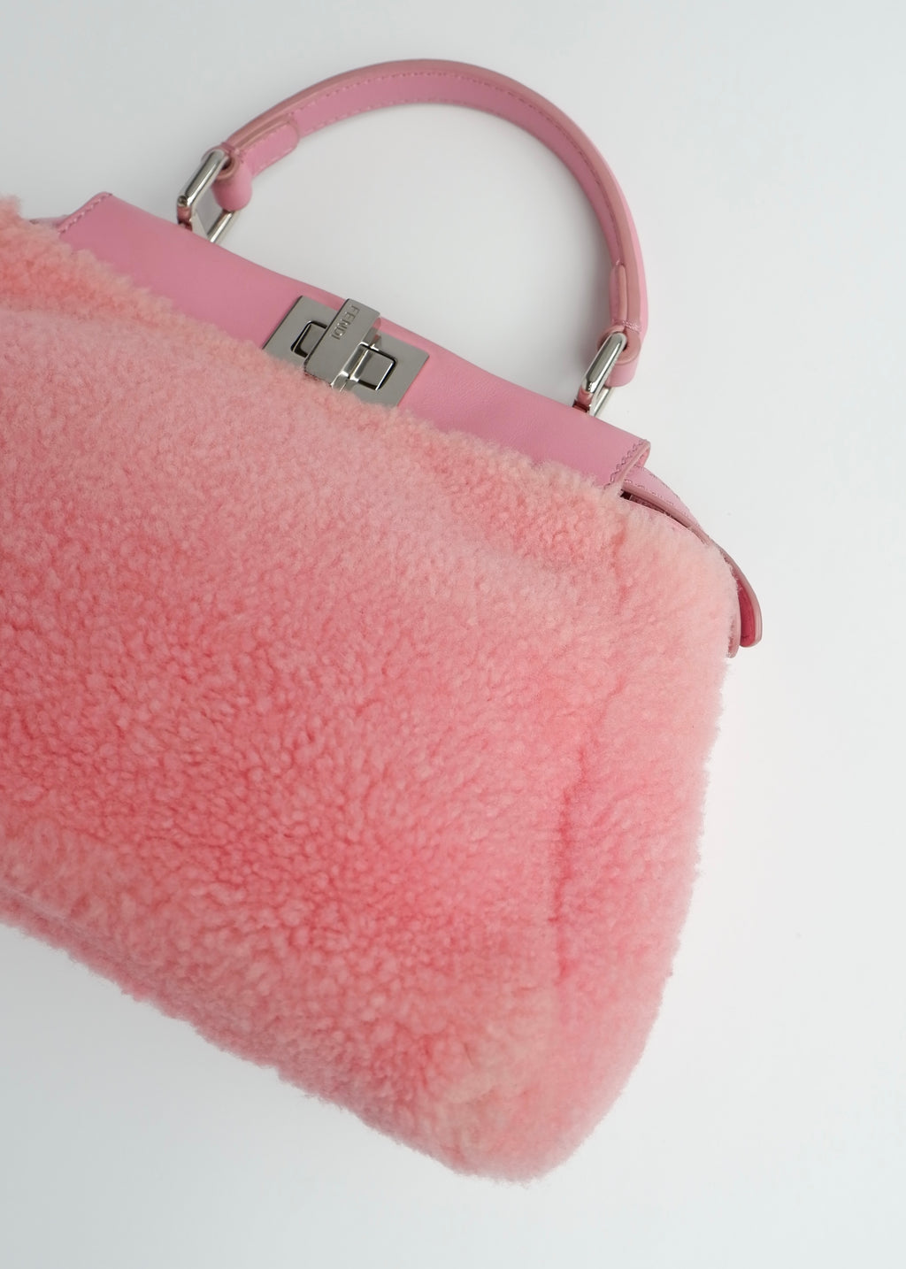 Authentique sac Fendi Peekaboo petit modèle en shearling rose et cuir, d'occasion