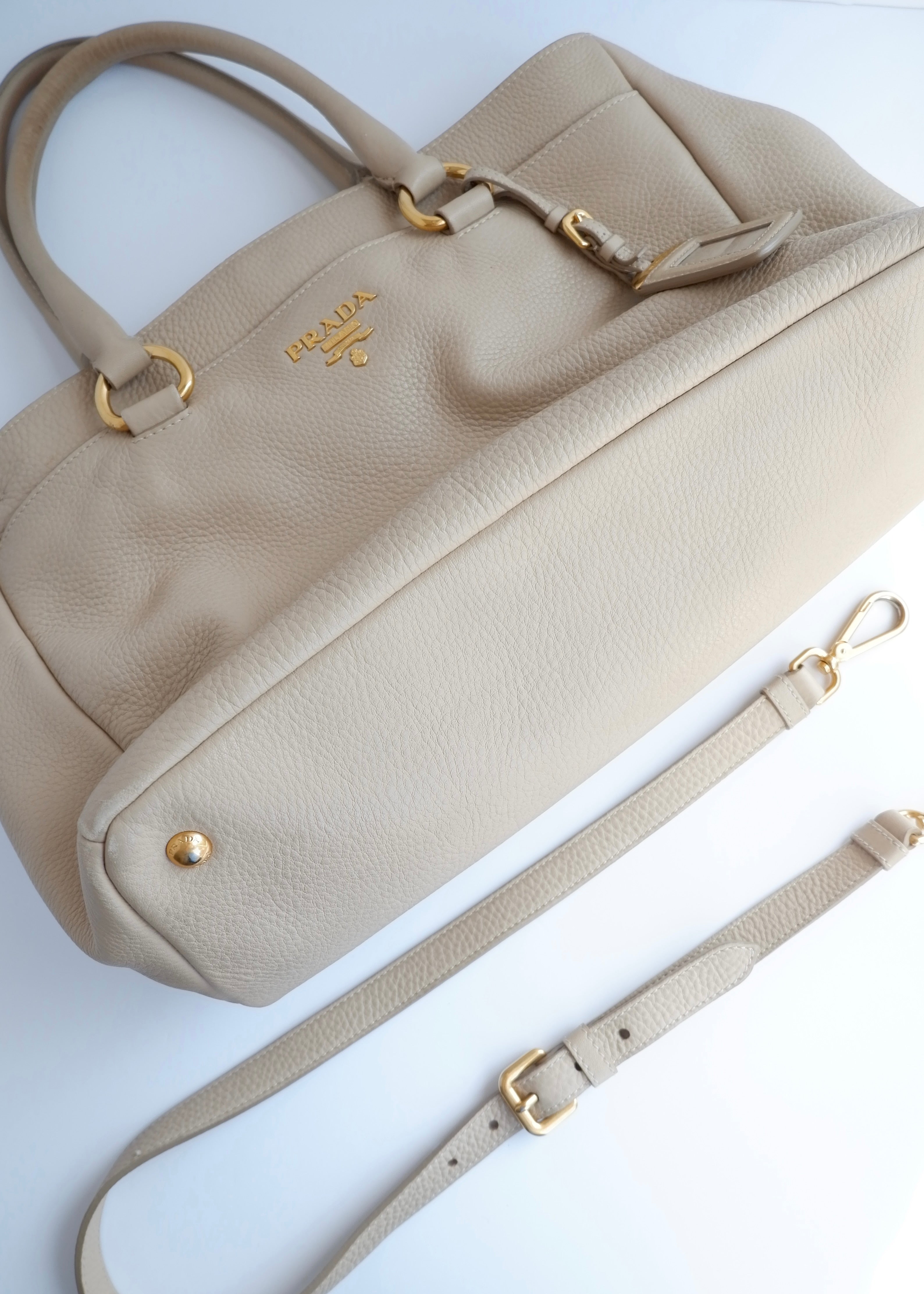Sac cabas/bandoulière Prada en cuir beige, authentique, d'occasion