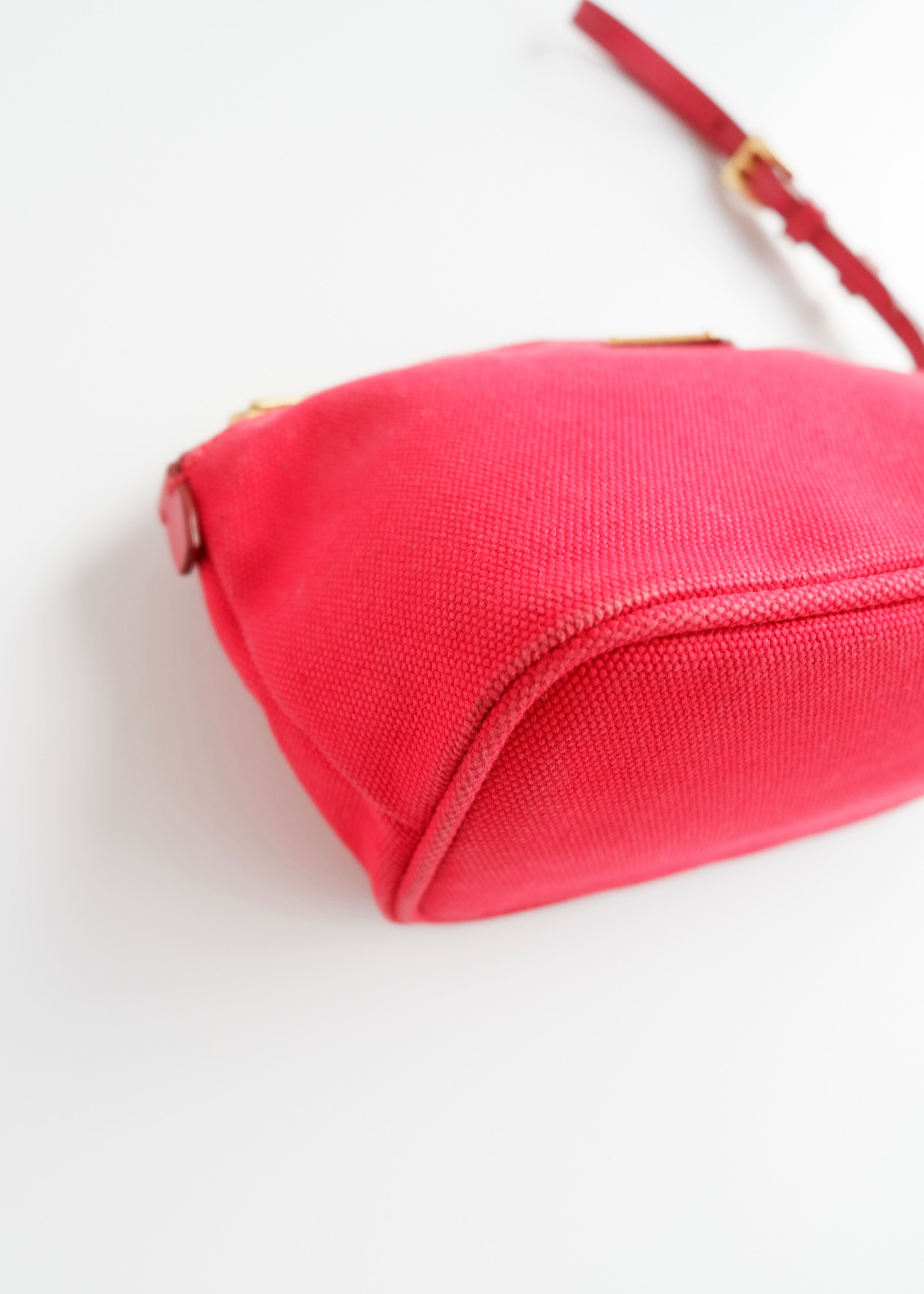 Pochette Prada en toile rouge authentique d'occasion