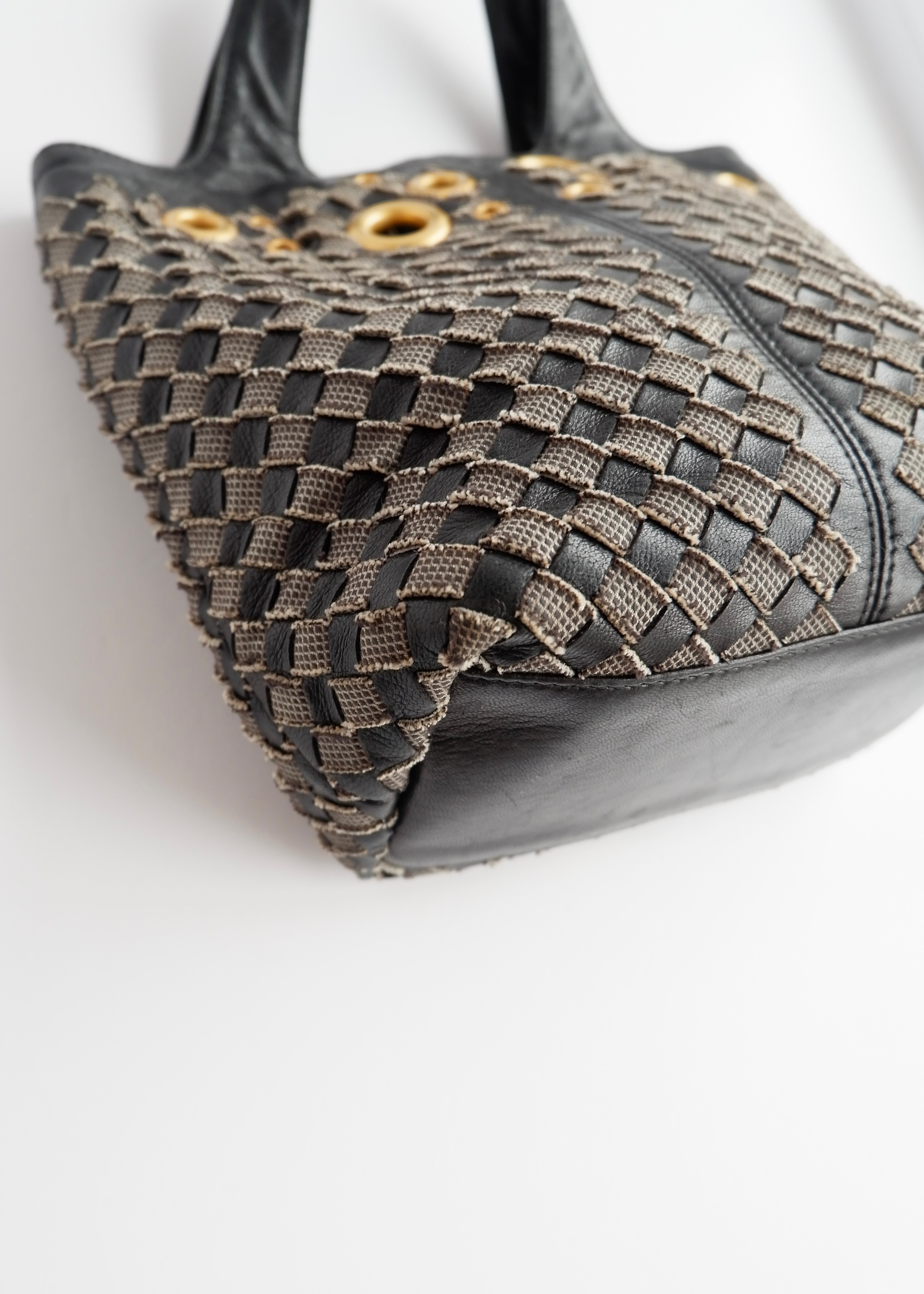 Sac à main Bottega Veneta Intrecciato en cuir noir clouté/riveté doré, authentique et d'occasion.