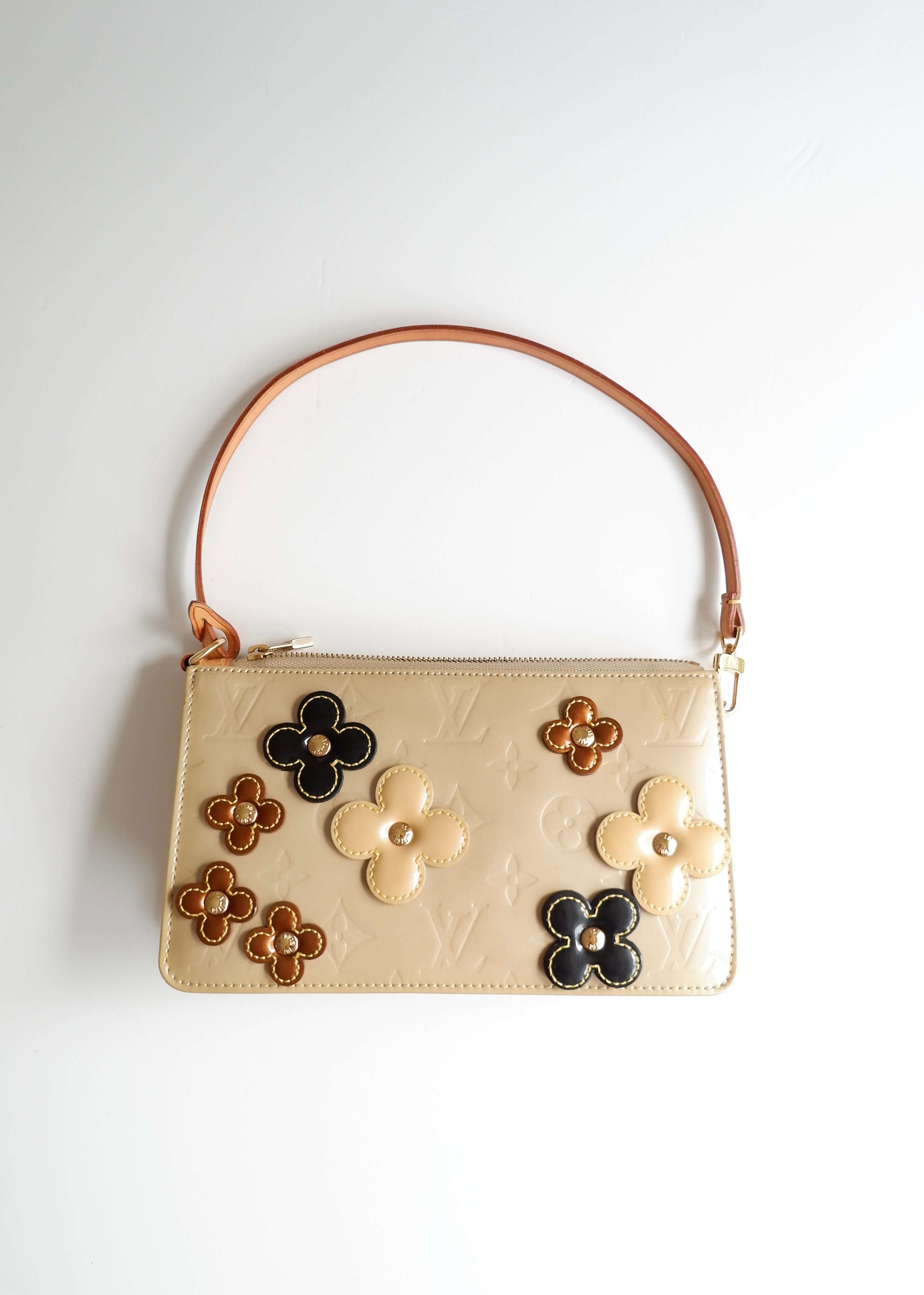 Authentique Pochette Louis Vuitton Lexington en Cuir Verni Beige Floral d'occasion