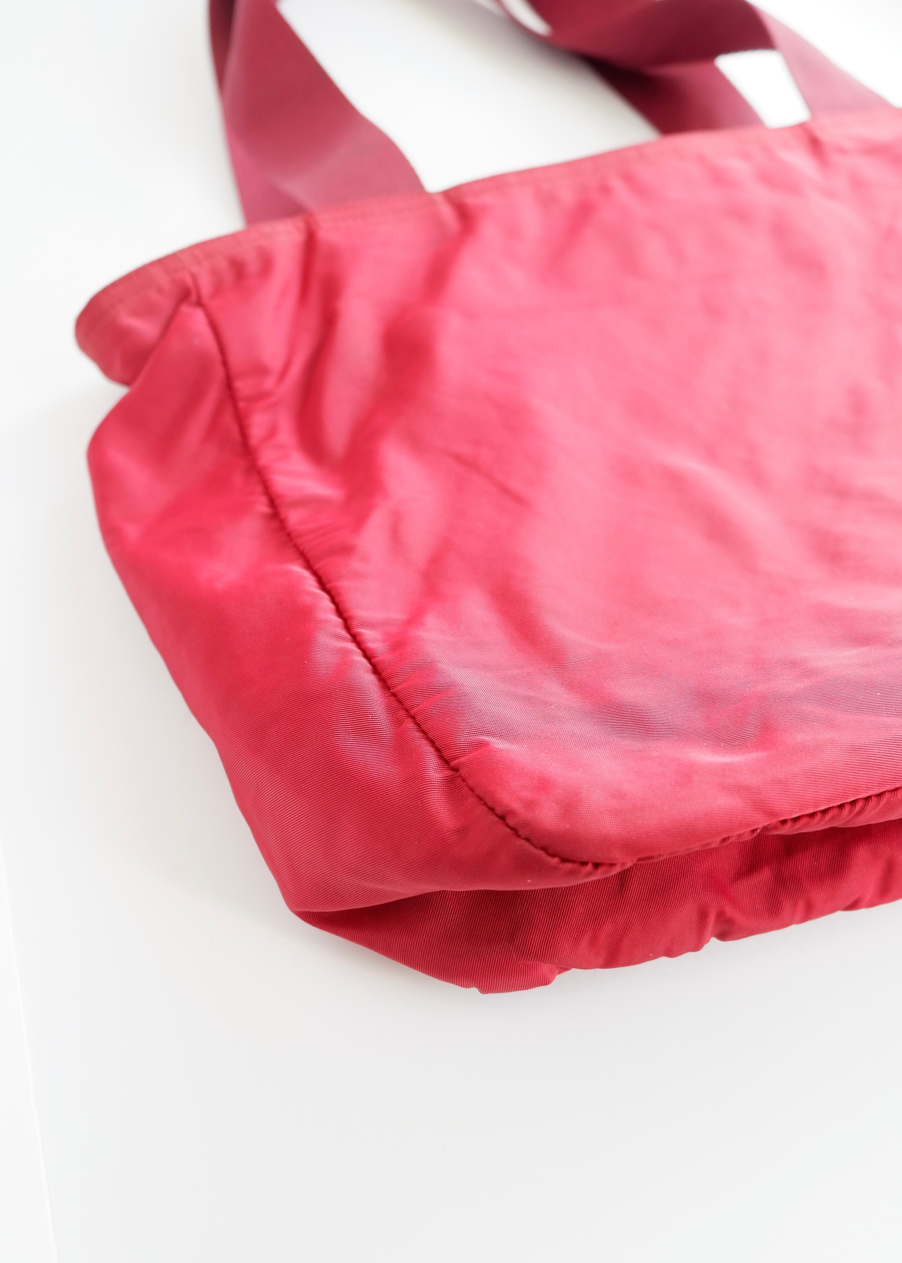 Sac fourre-tout Prada authentique d'occasion en nylon rouge
