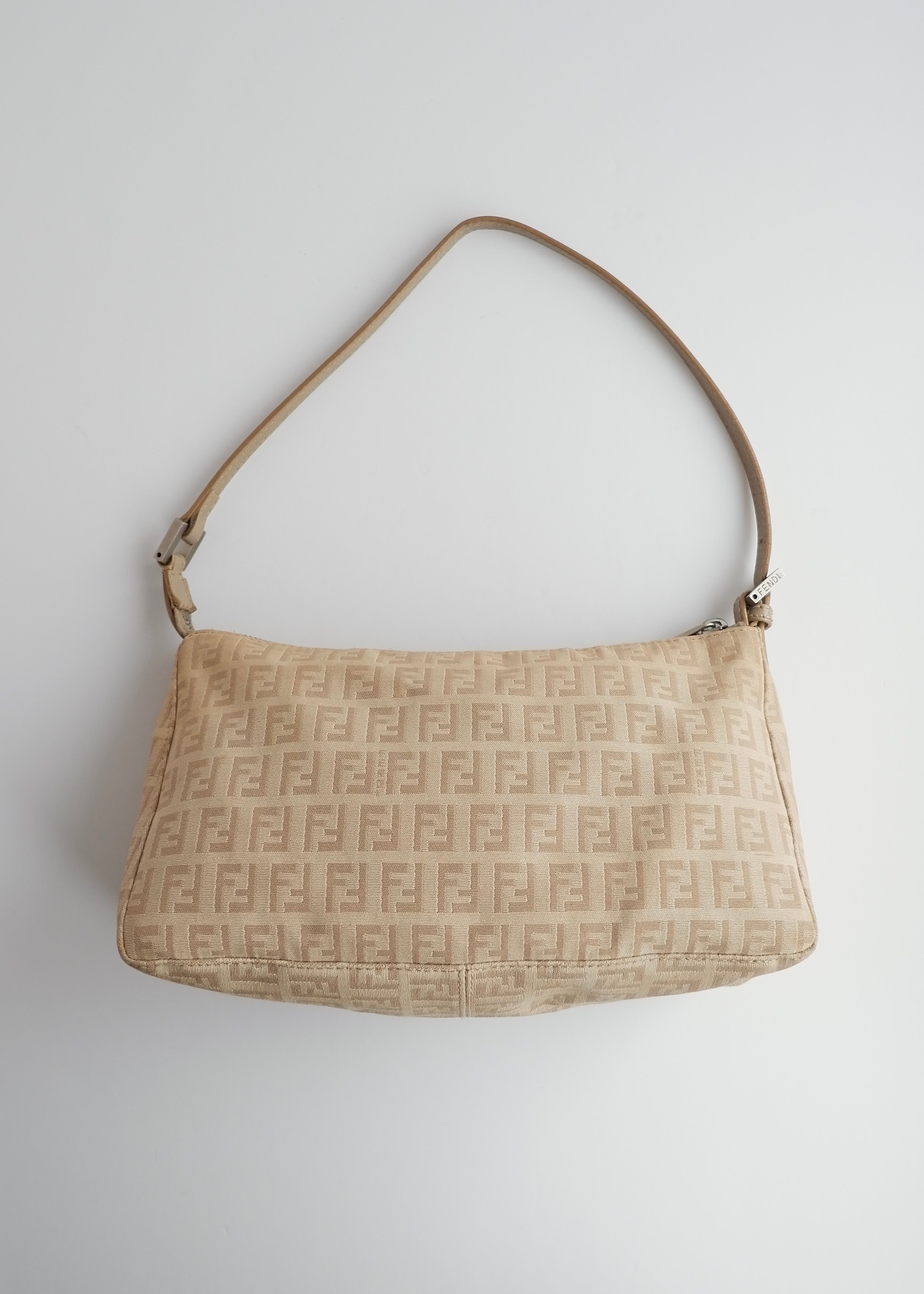 Authentique sac porté épaule Fendi Zucchino Pochette beige d'occasion