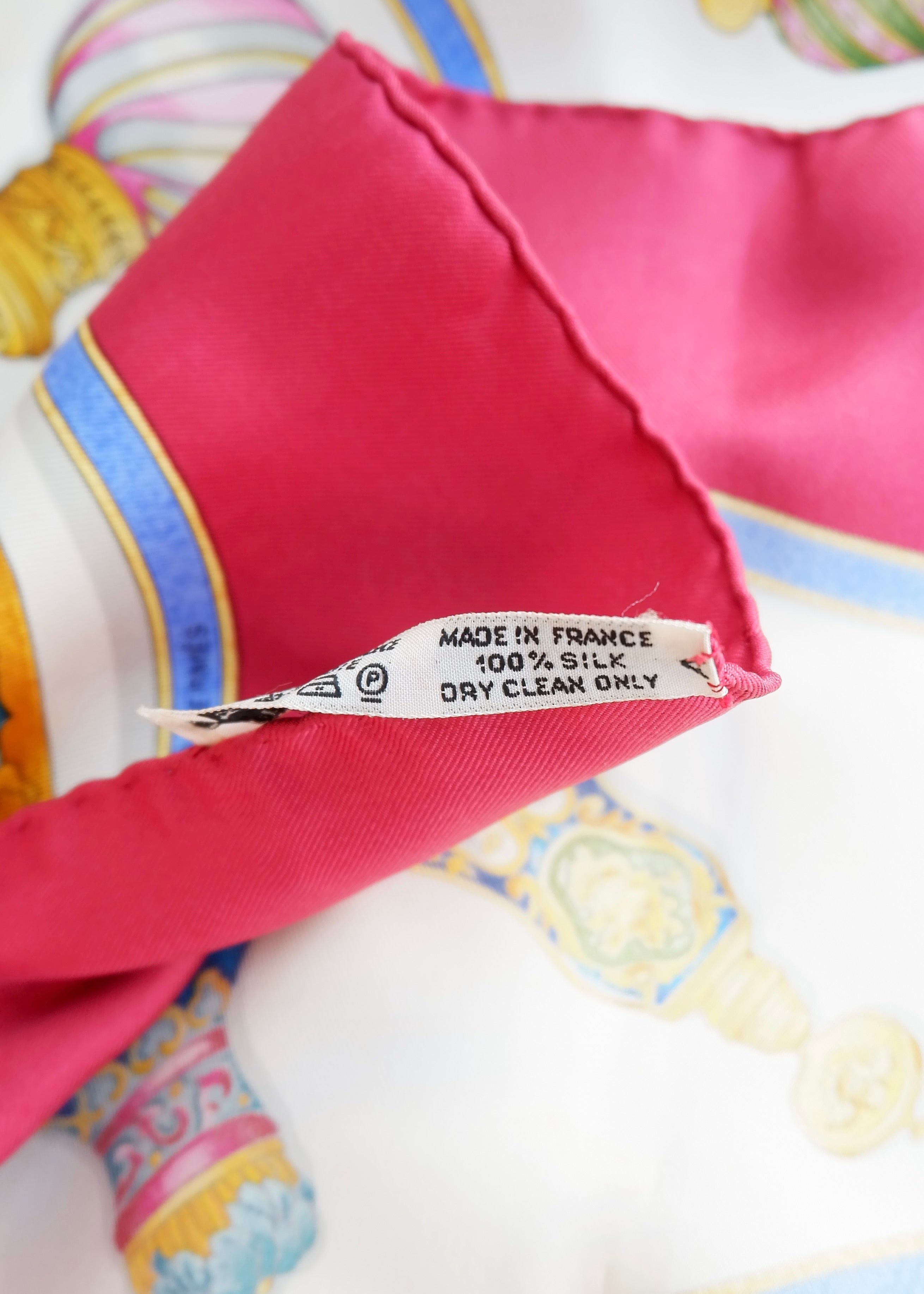 Authentique Foulard en Soie Imprimé Bouteille Antique Hermes d'occasion