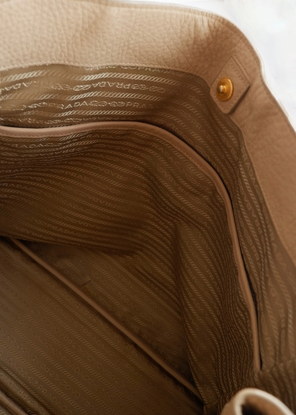 Sac cabas Prada en cuir beige, authentique et d'occasion