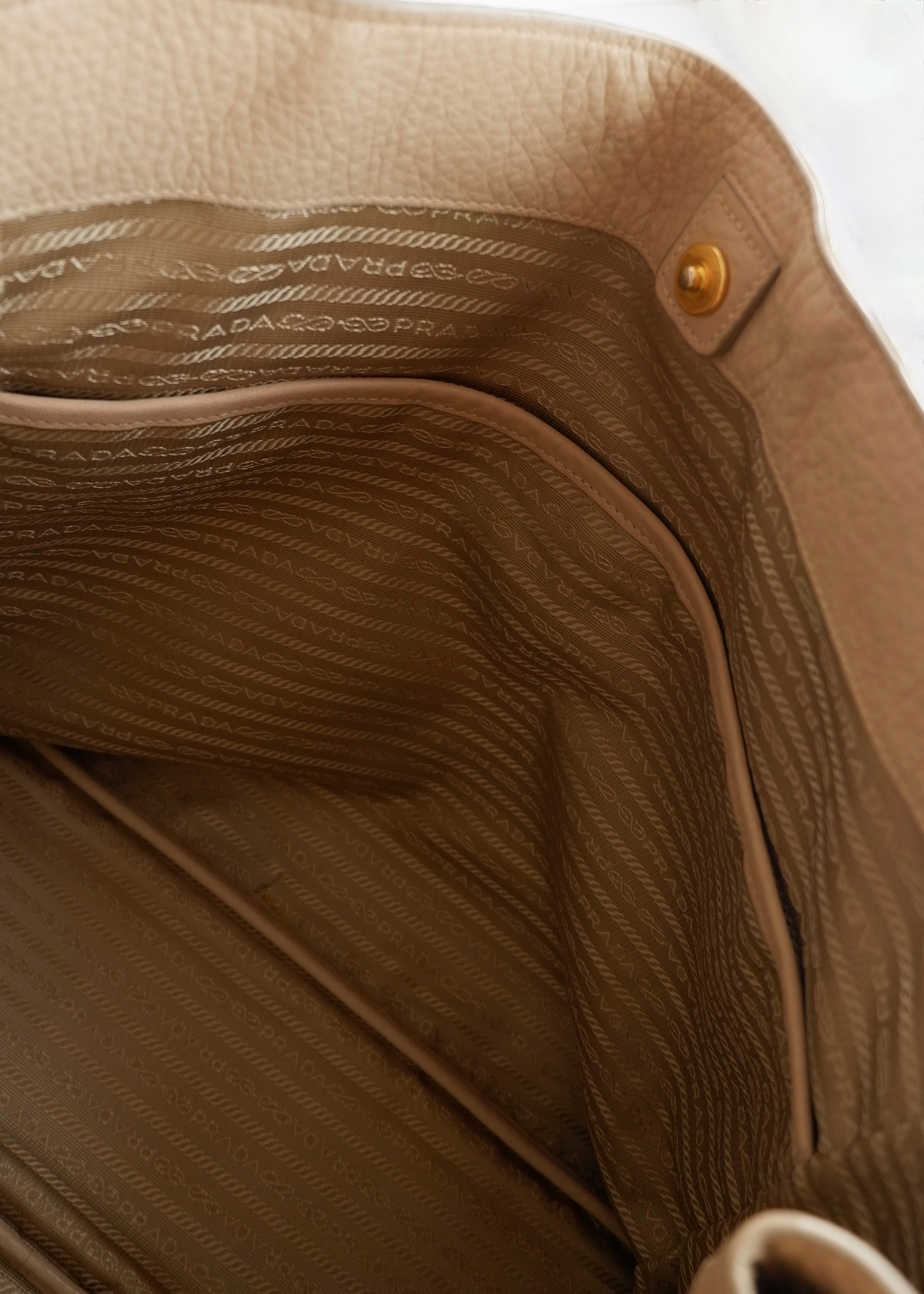 Sac cabas Prada en cuir beige, authentique et d'occasion
