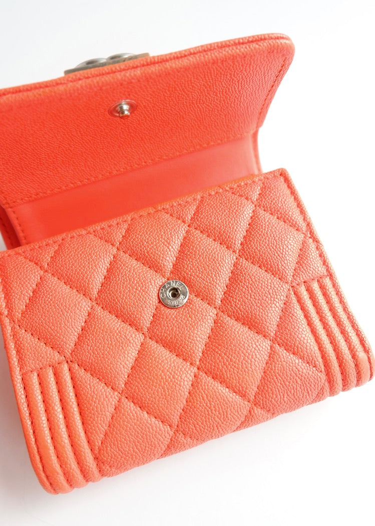 Portefeuille Chanel Boy d'occasion authentique en cuir grainé orange