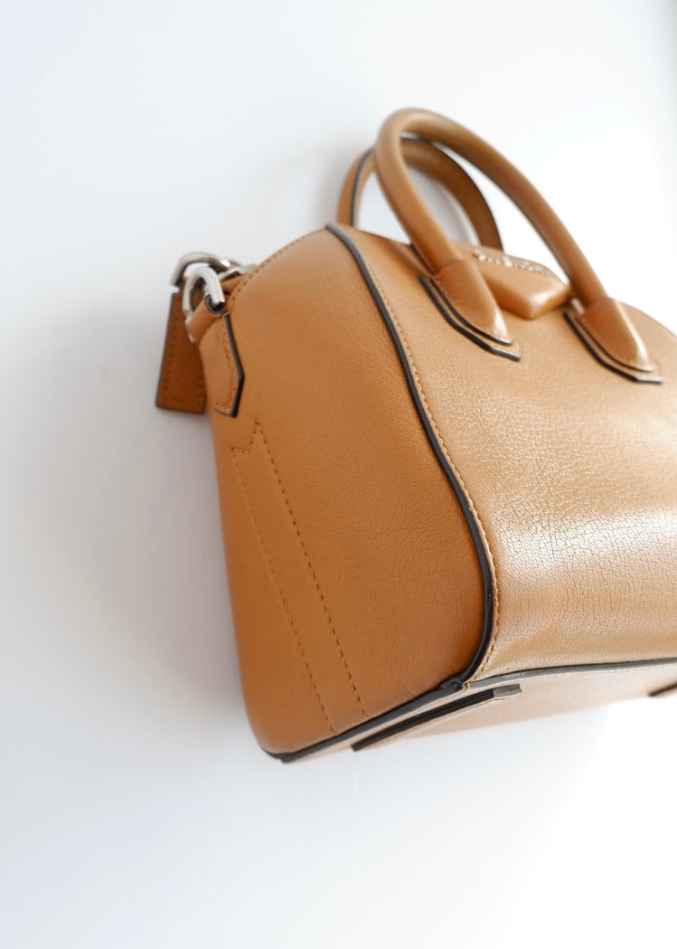 Authentique sac bandoulière Givenchy Antigona petit modèle en cuir couleur camel, d'occasion