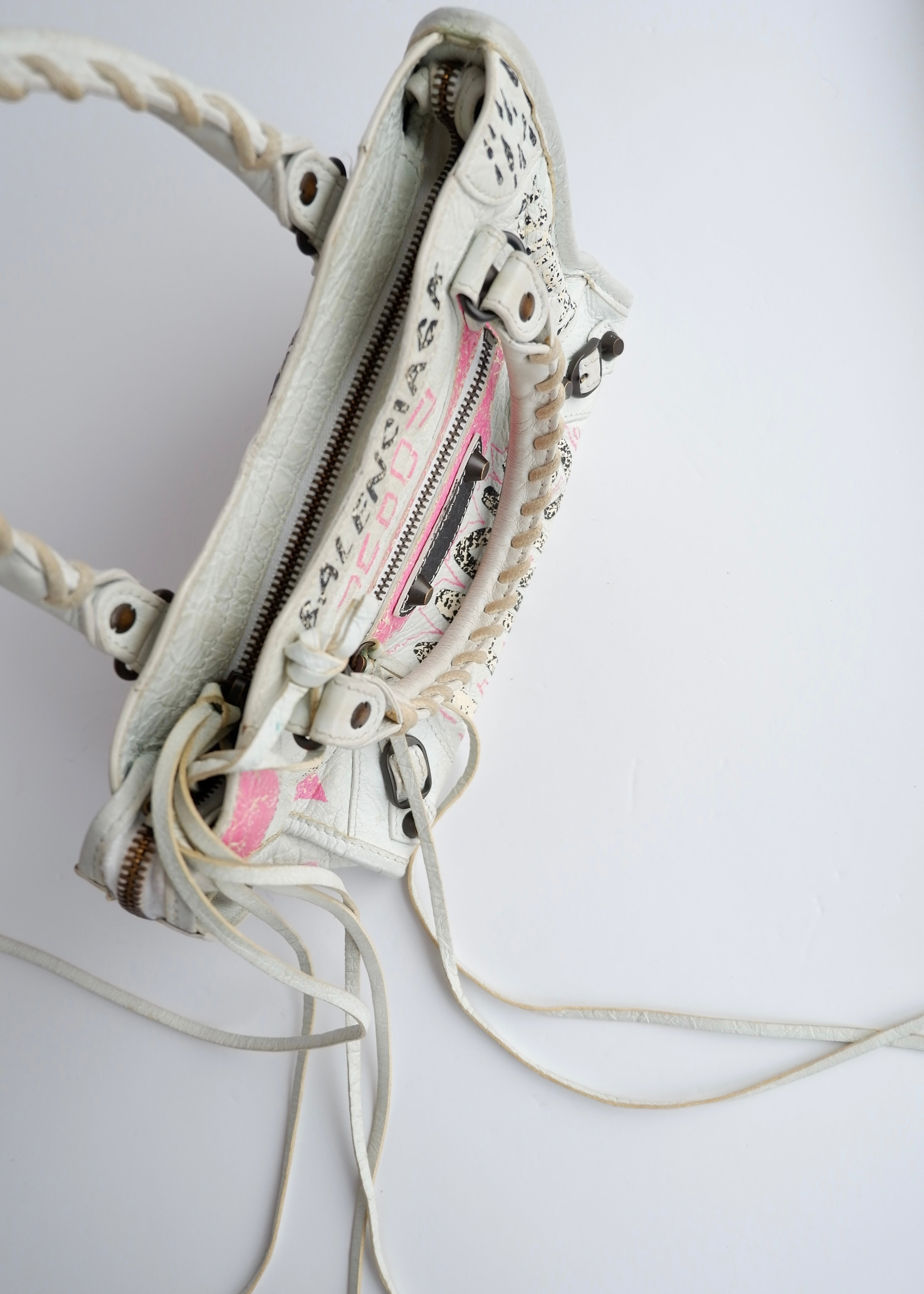 Sac Balenciaga City petite taille en cuir graffiti blanc/rose authentique d'occasion