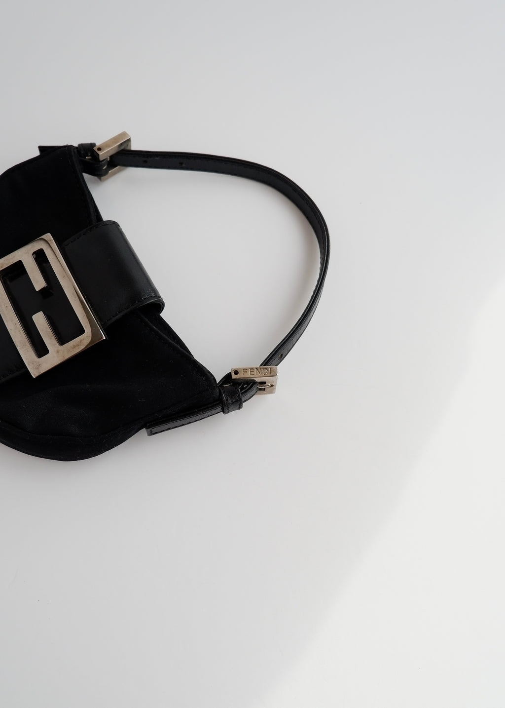 Authentique sac Fendi Micro Croissant en tissu noir d'occasion