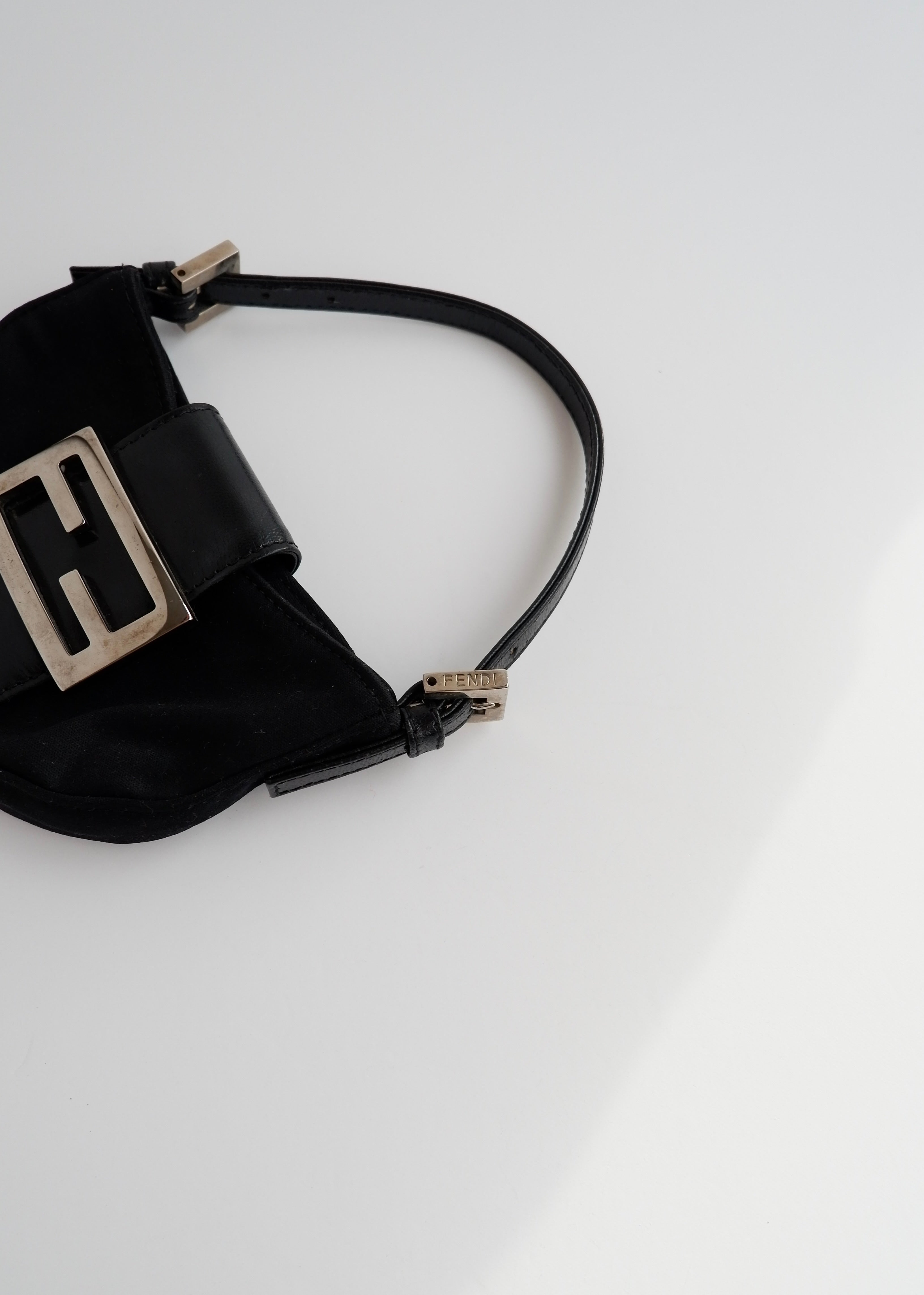 Authentique sac Fendi Micro Croissant en tissu noir d'occasion