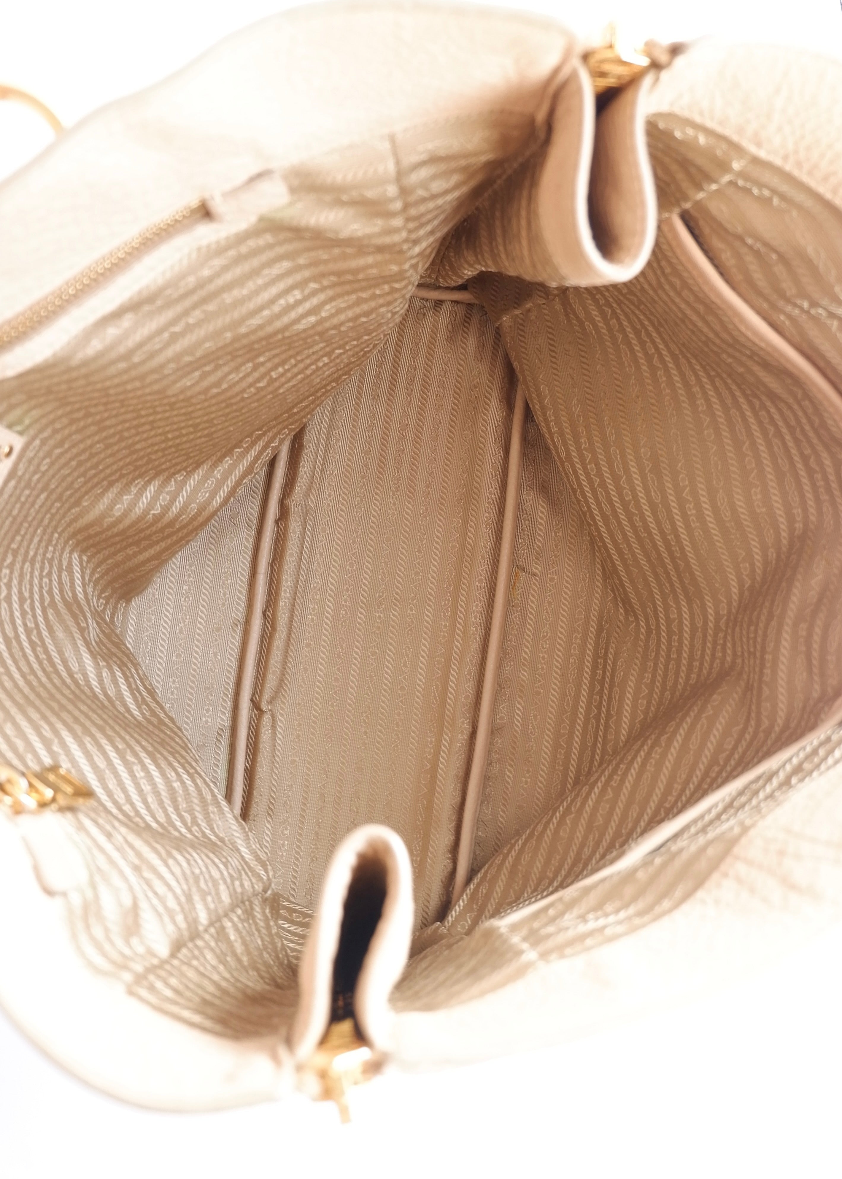 Sac cabas Prada en cuir beige, authentique et d'occasion