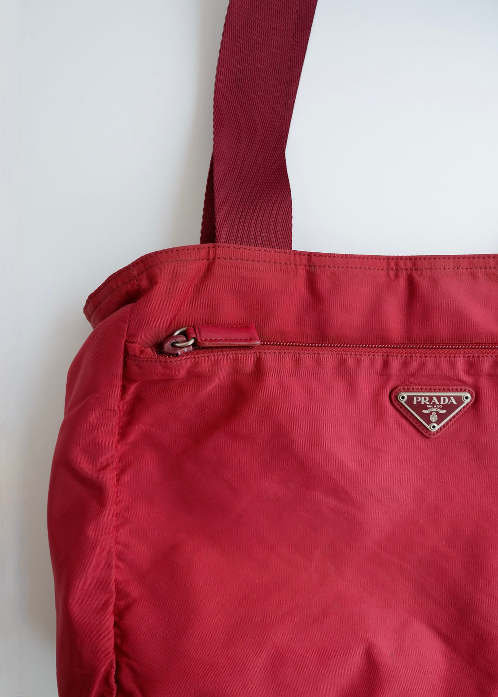 Sac fourre-tout Prada authentique d'occasion en nylon rouge