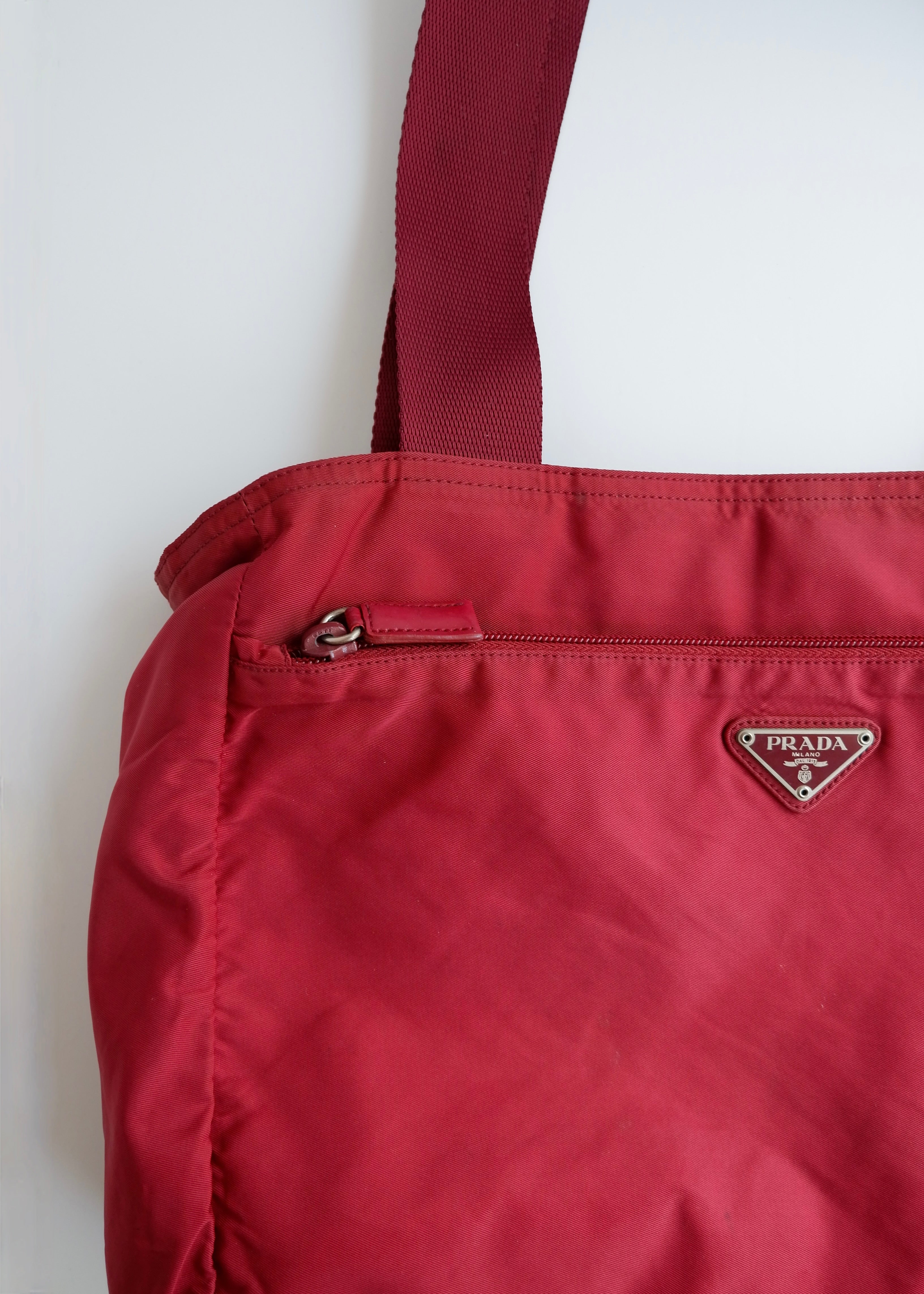 Sac fourre-tout Prada authentique d'occasion en nylon rouge