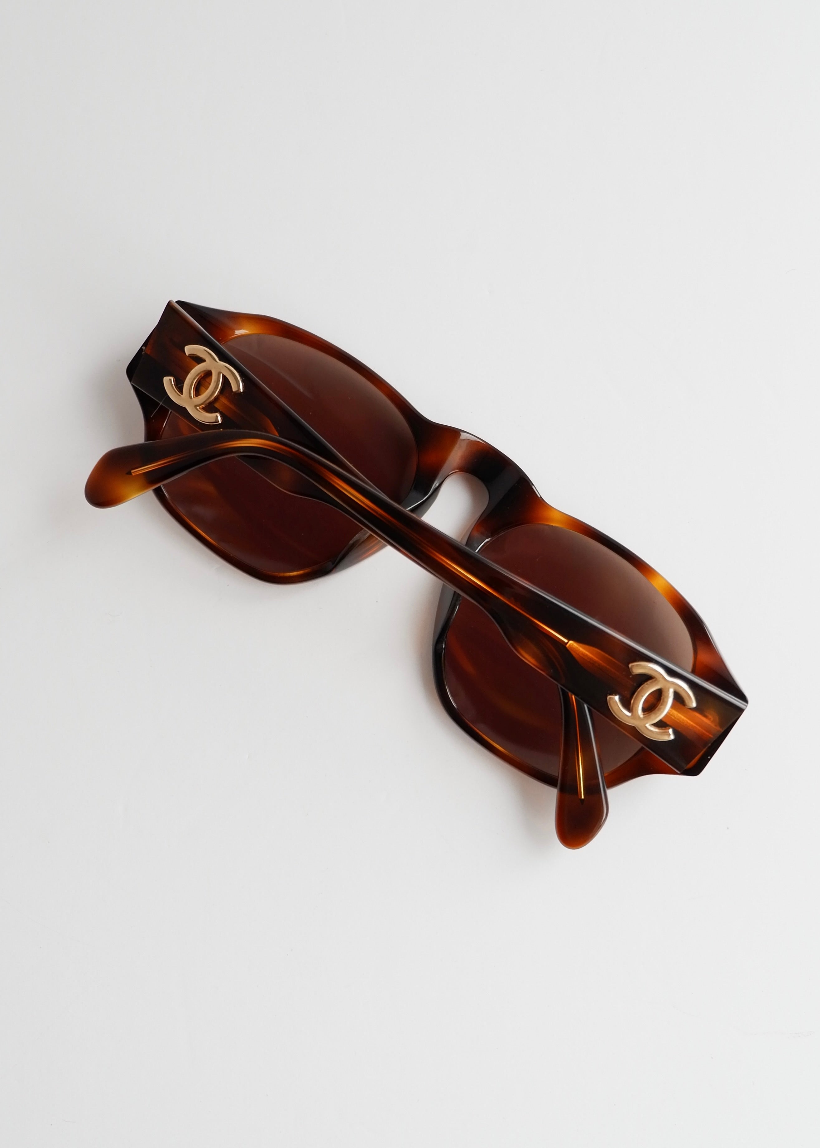 Preowned Chanel	Brown Tortoise CC Logo Sunglasses
