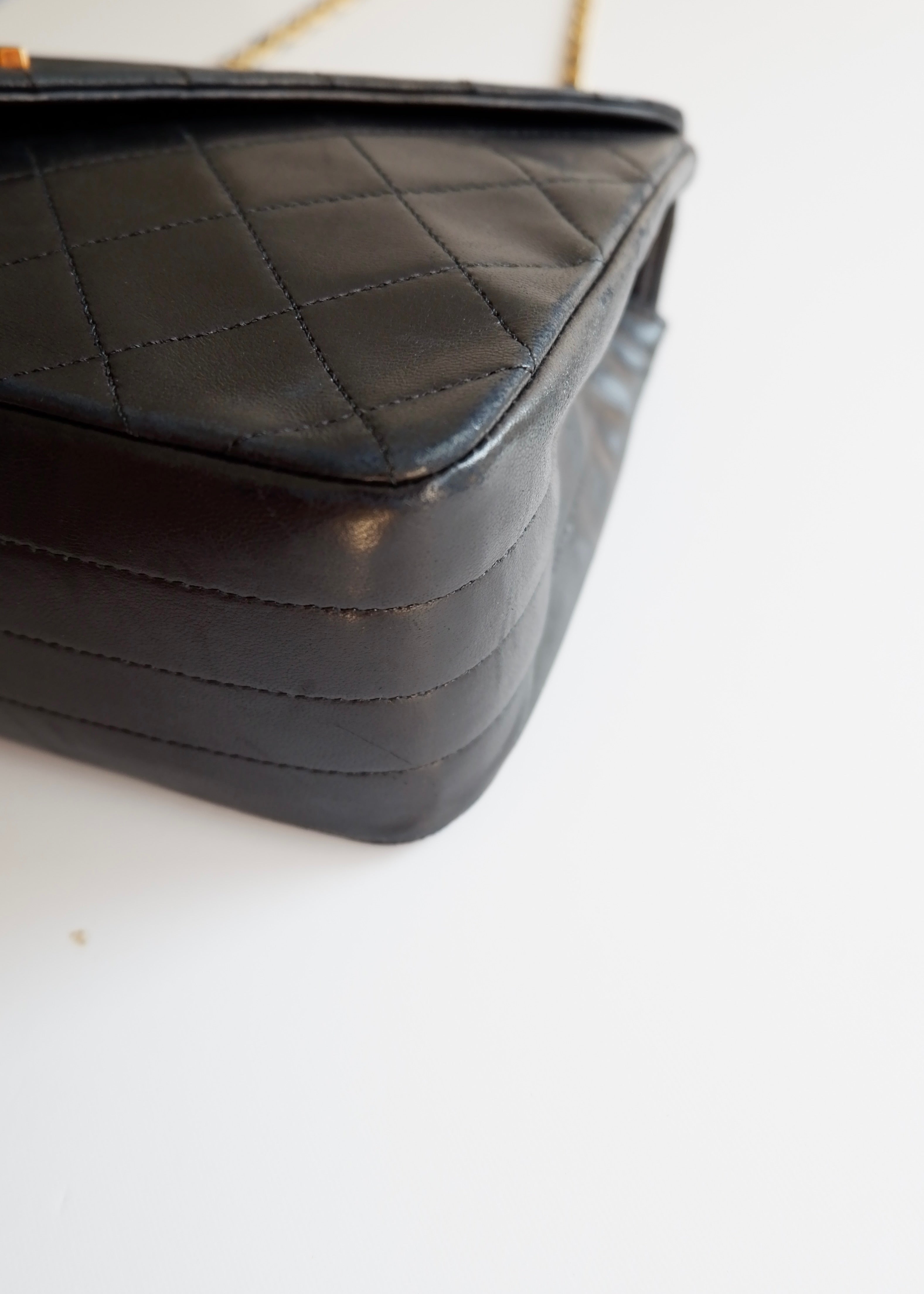 Authentique sac Chanel vintage d'occasion en agneau noir à rabat simple avec quincaillerie dorée