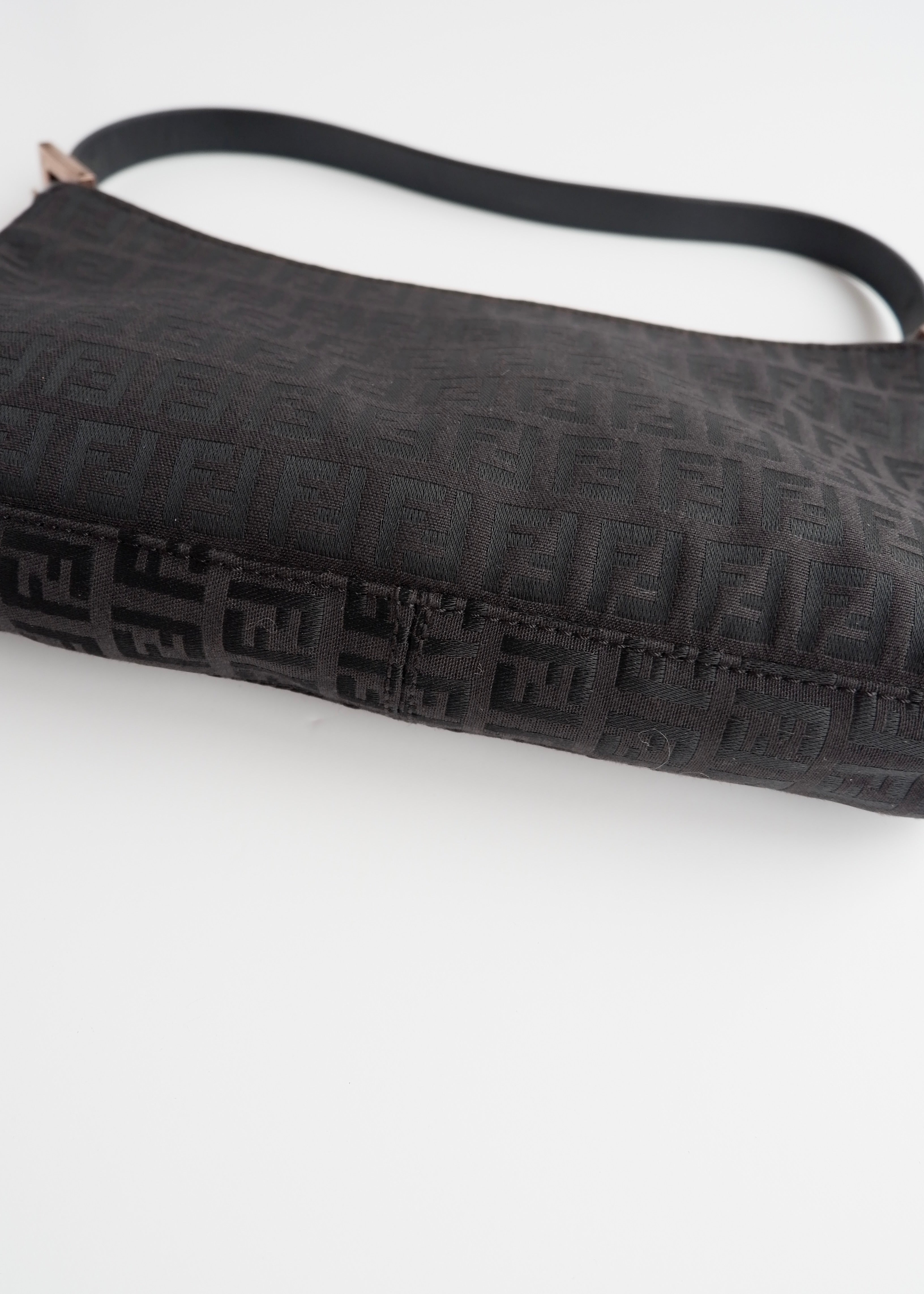 Authentique sac porté épaule Fendi Zucchino en toile noire d'occasion