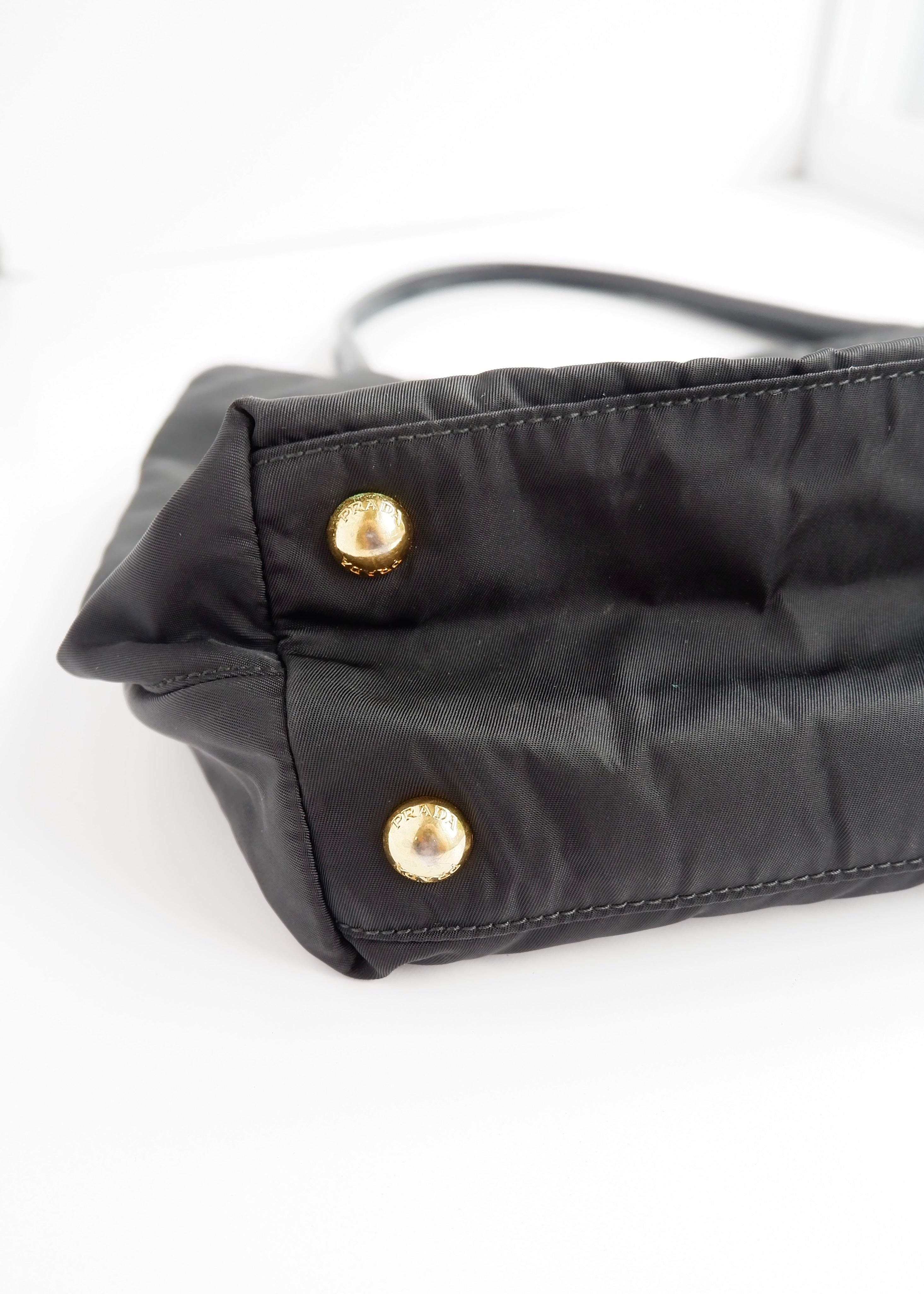 Authentique sac bandoulière Prada en nylon et cuir noir, d'occasion
