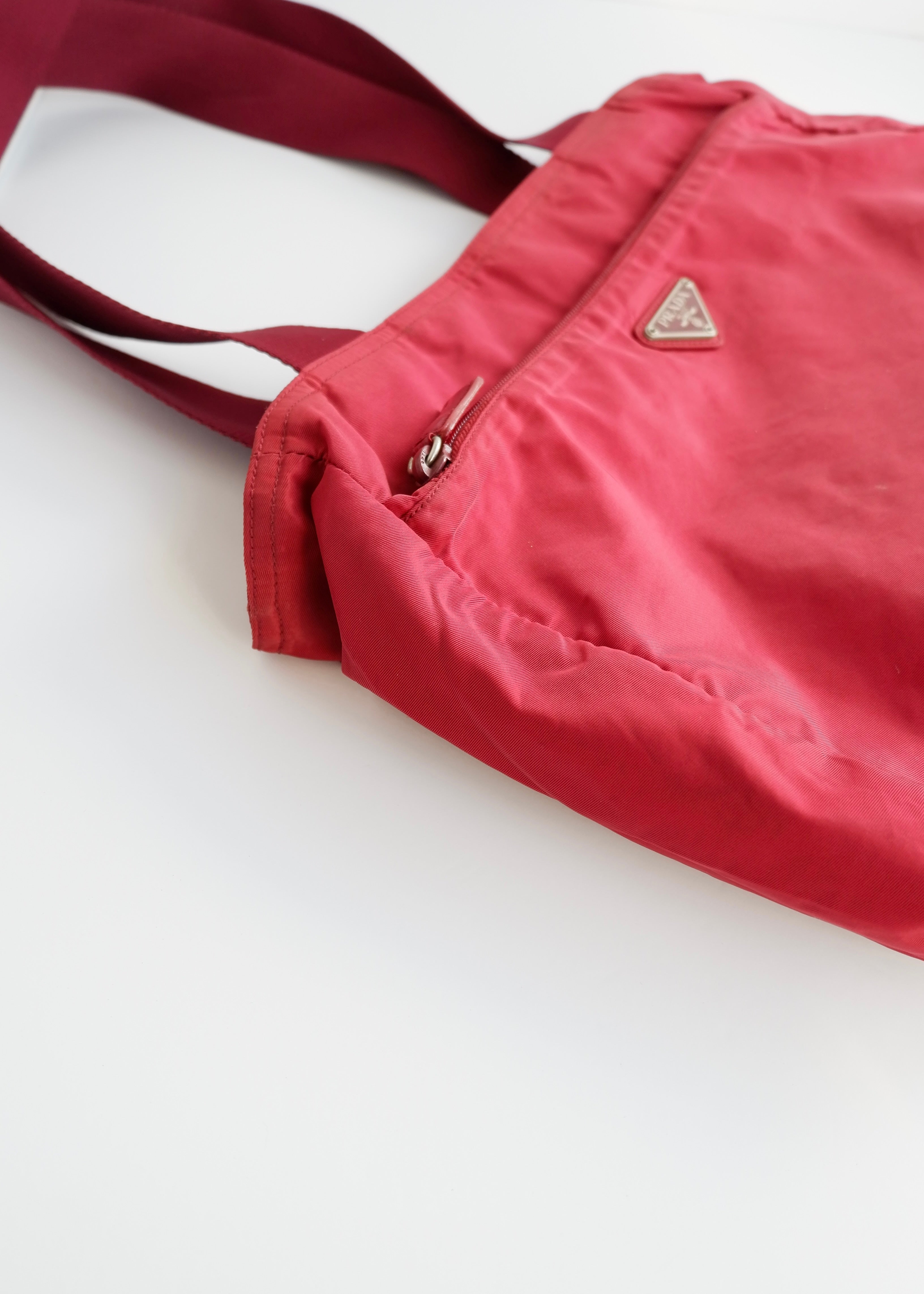 Sac fourre-tout Prada authentique d'occasion en nylon rouge